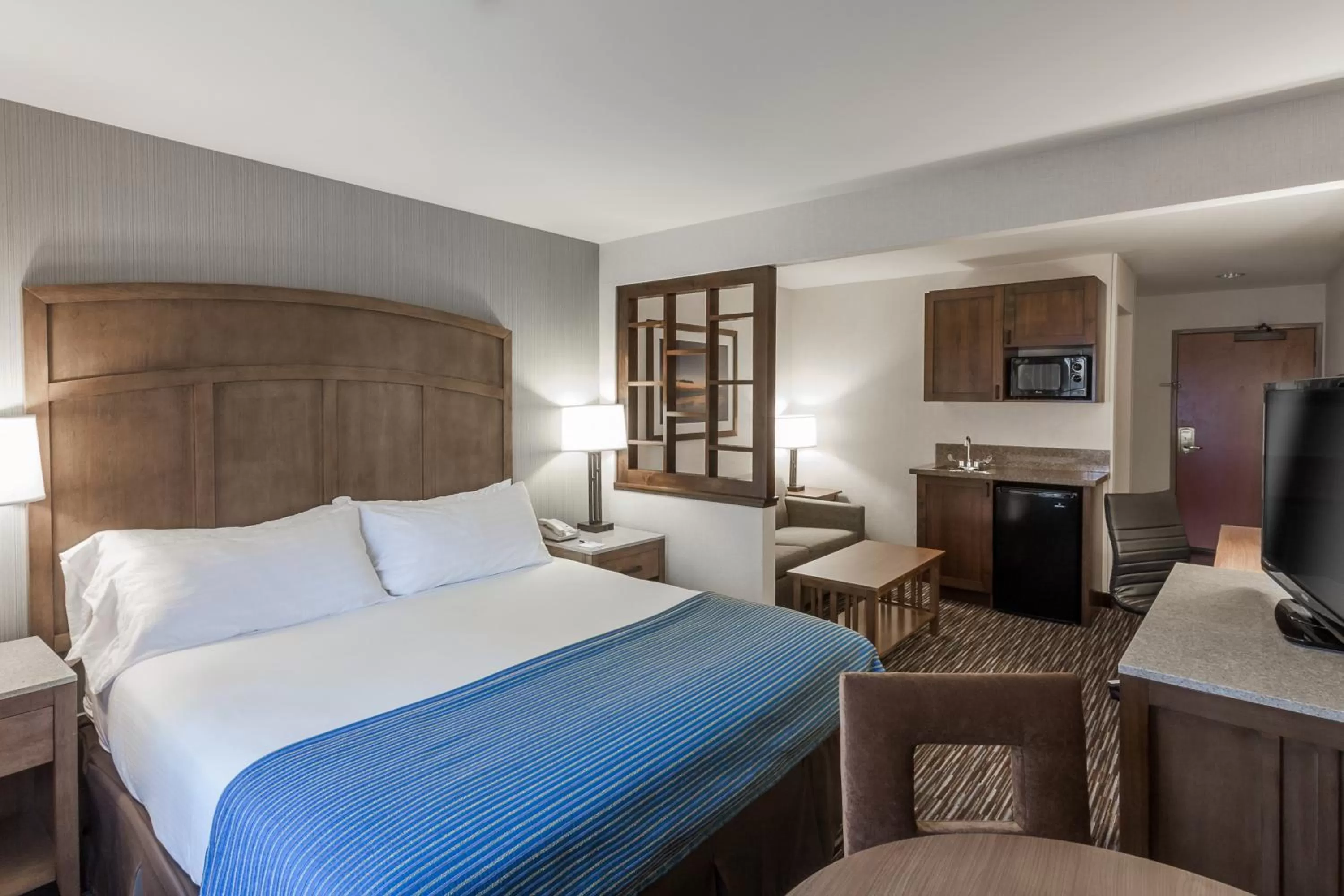 Standard King Room with Sofa Bed in Holiday Inn Express & Suites Carpinteria by IHG
