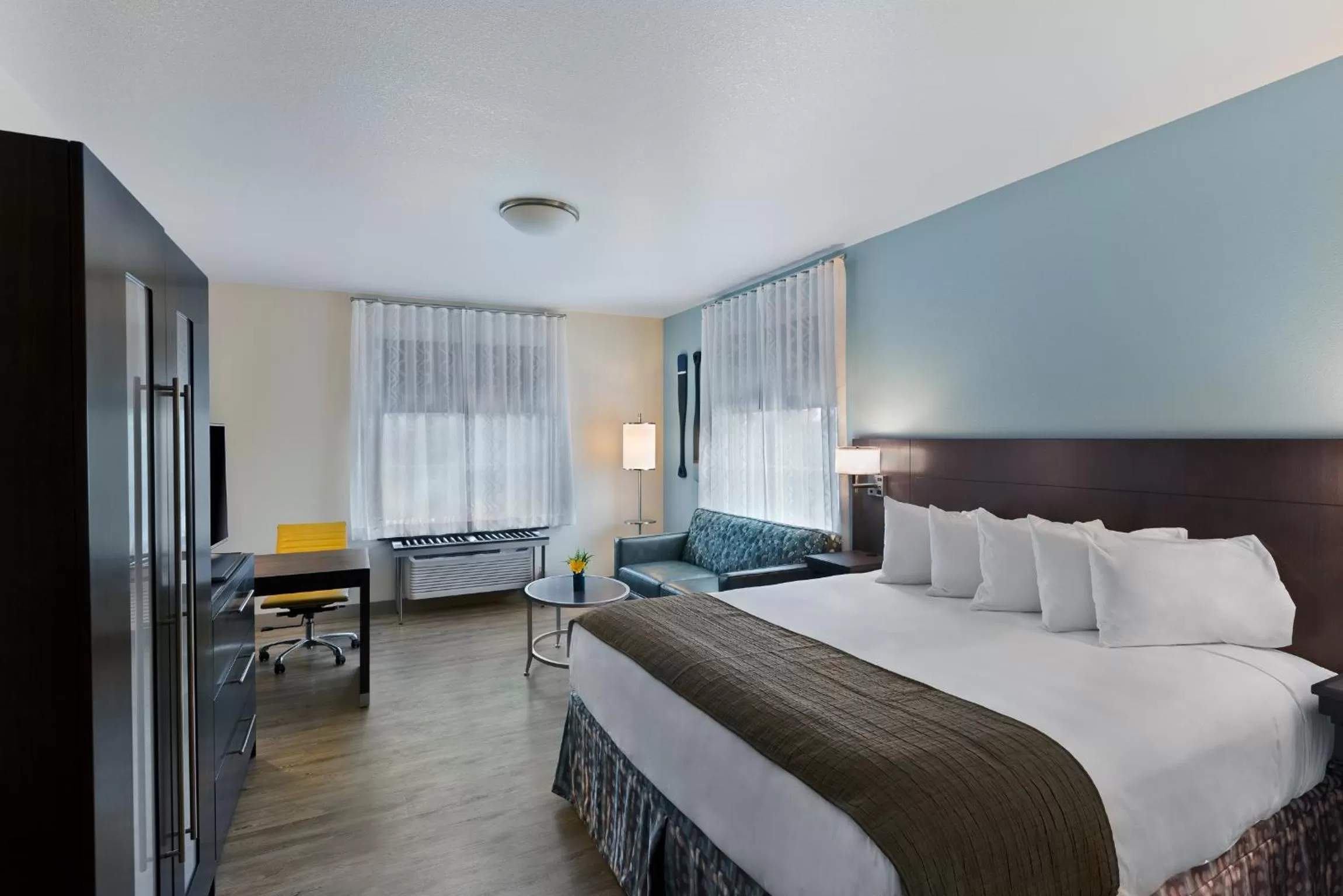 Photo of the whole room, Bed in Oxford Suites Bellingham