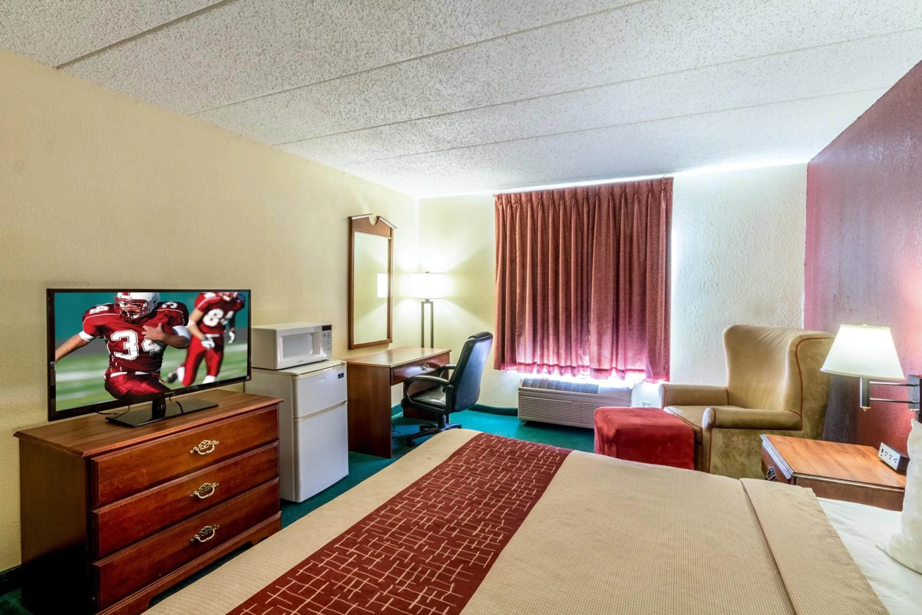 Deluxe King Room Disability Access Non-Smoking in Red Roof Inn Morehead