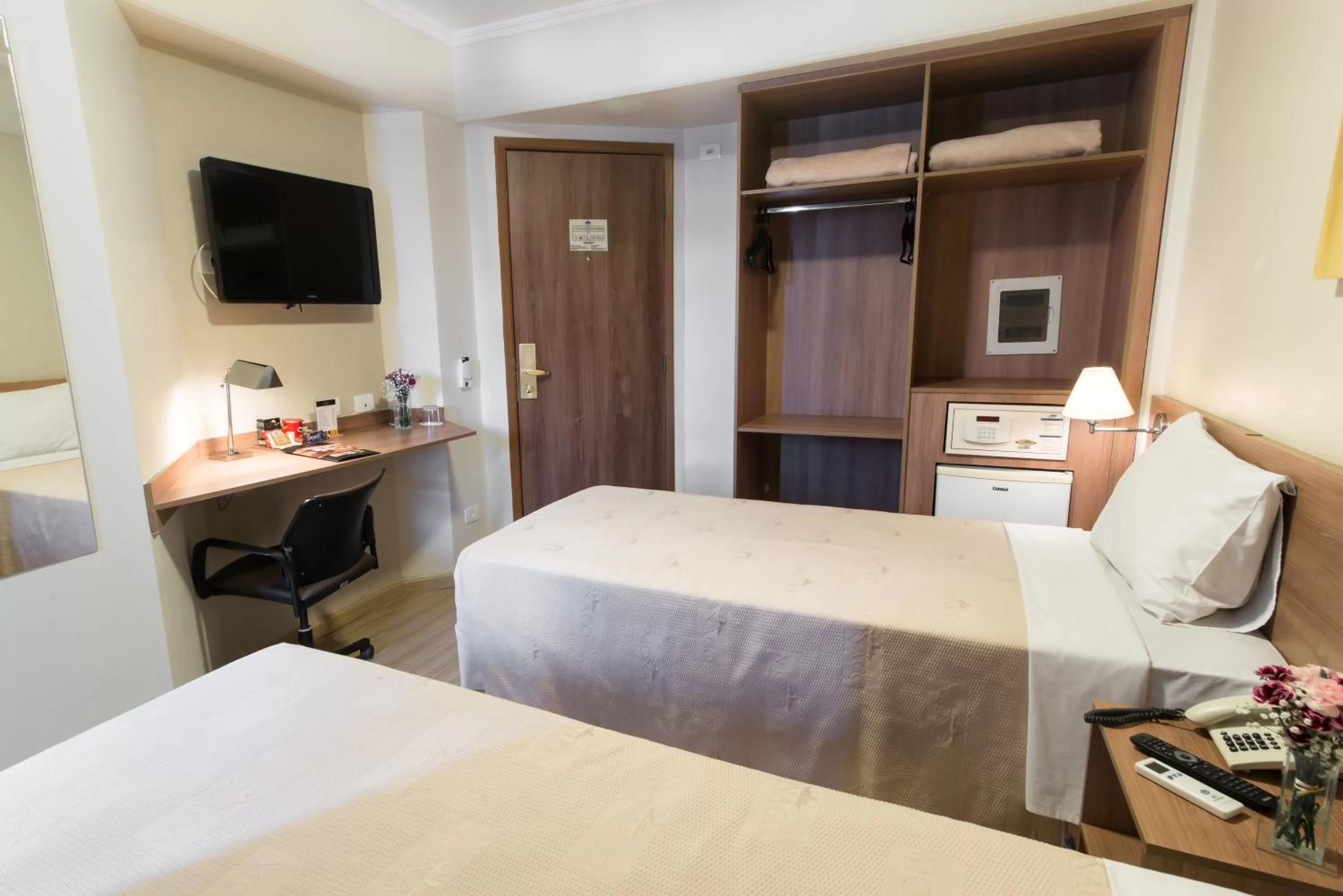 Standard Twin Room in Summit Hotel Monaco