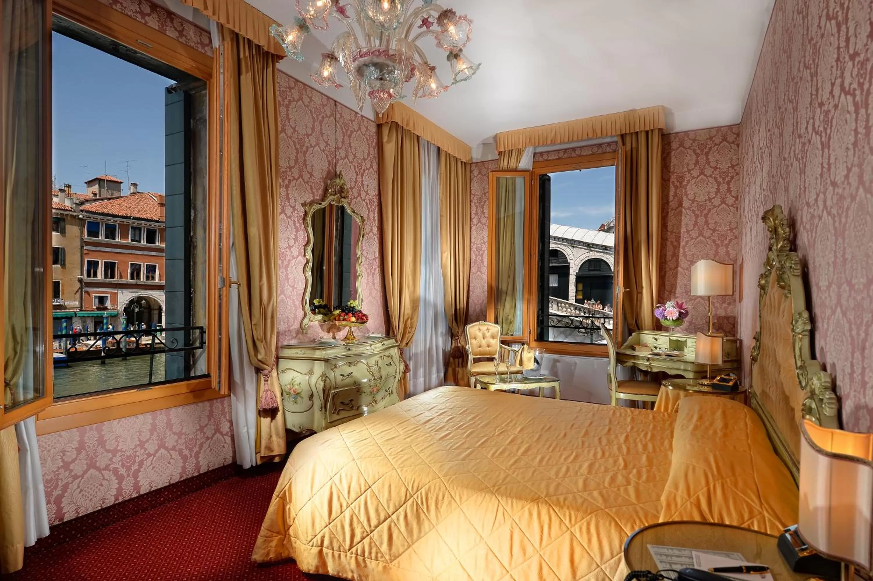 Junior Suite with Grand Canal View - no smoking in Hotel Rialto