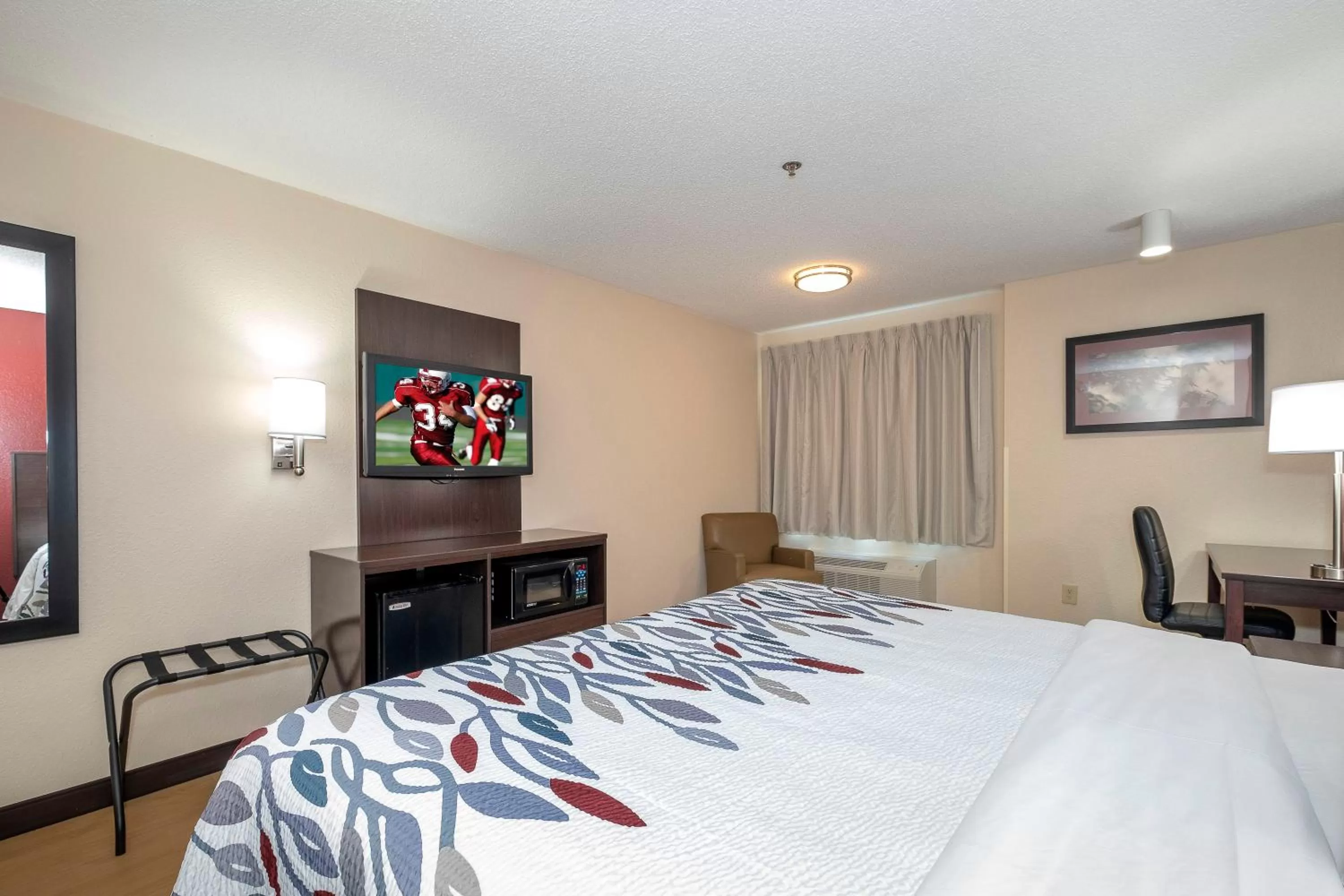 Superior King Room Smoke Free in Red Roof Inn Raleigh Southwest - Cary