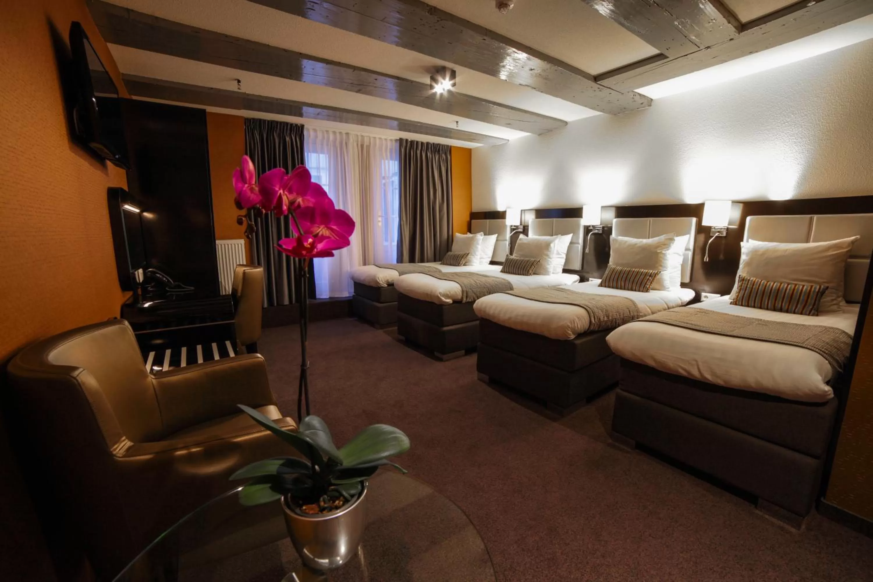 Souterrain Quad Room with Limited View in Hotel Mansion