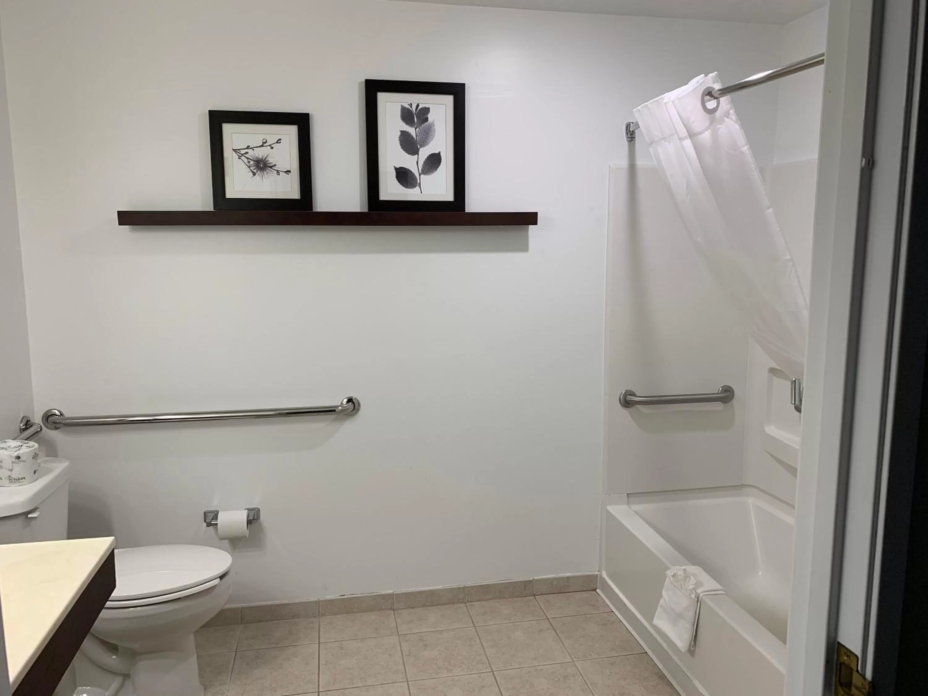 King Suite with Whirlpool - Disability Access/Non-Smoking in Country Inn & Suites by Radisson, Chambersburg, PA