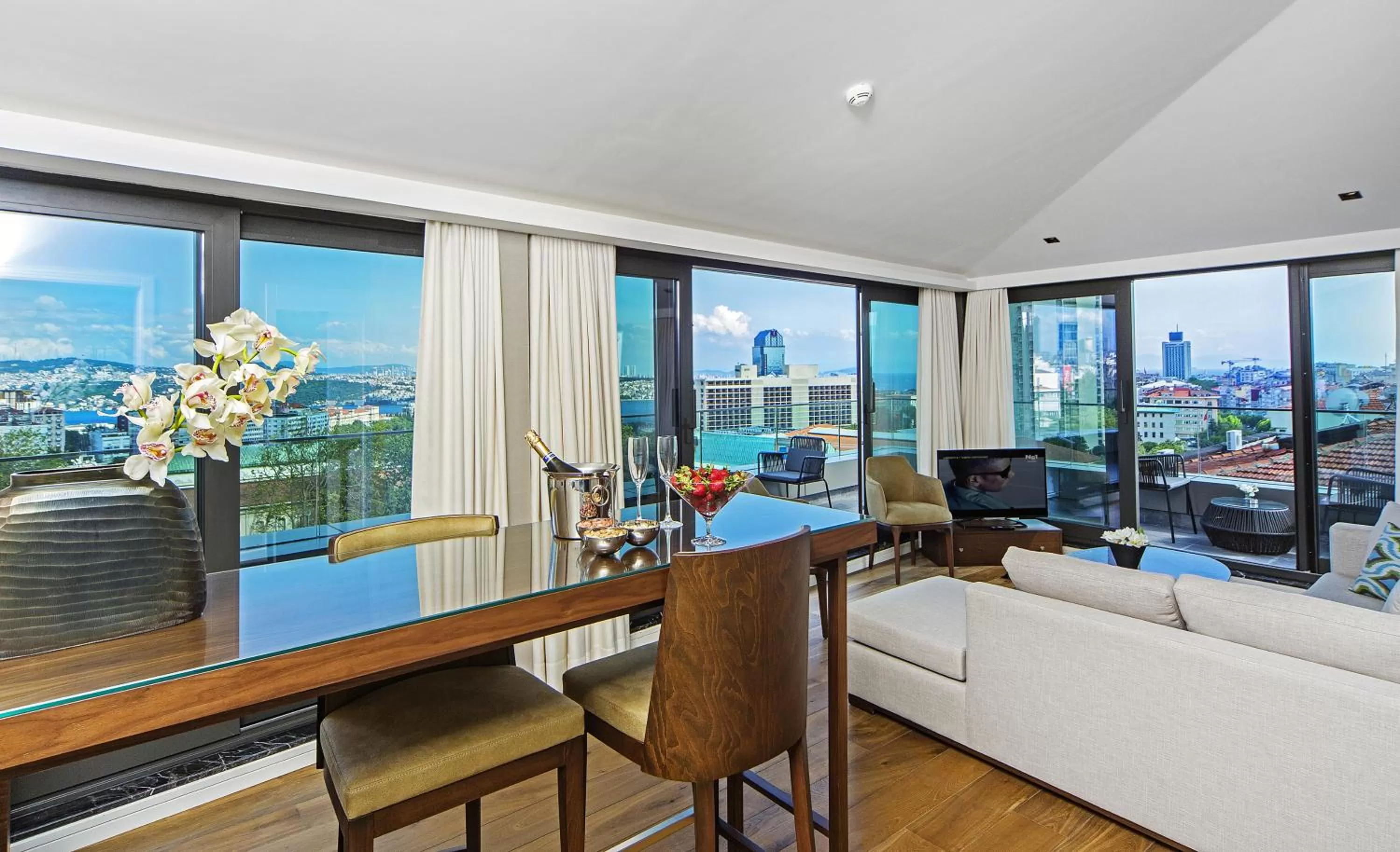 Panoramic Suite with Bosphorus View in Arts Hotel Harbiye - Special Class
