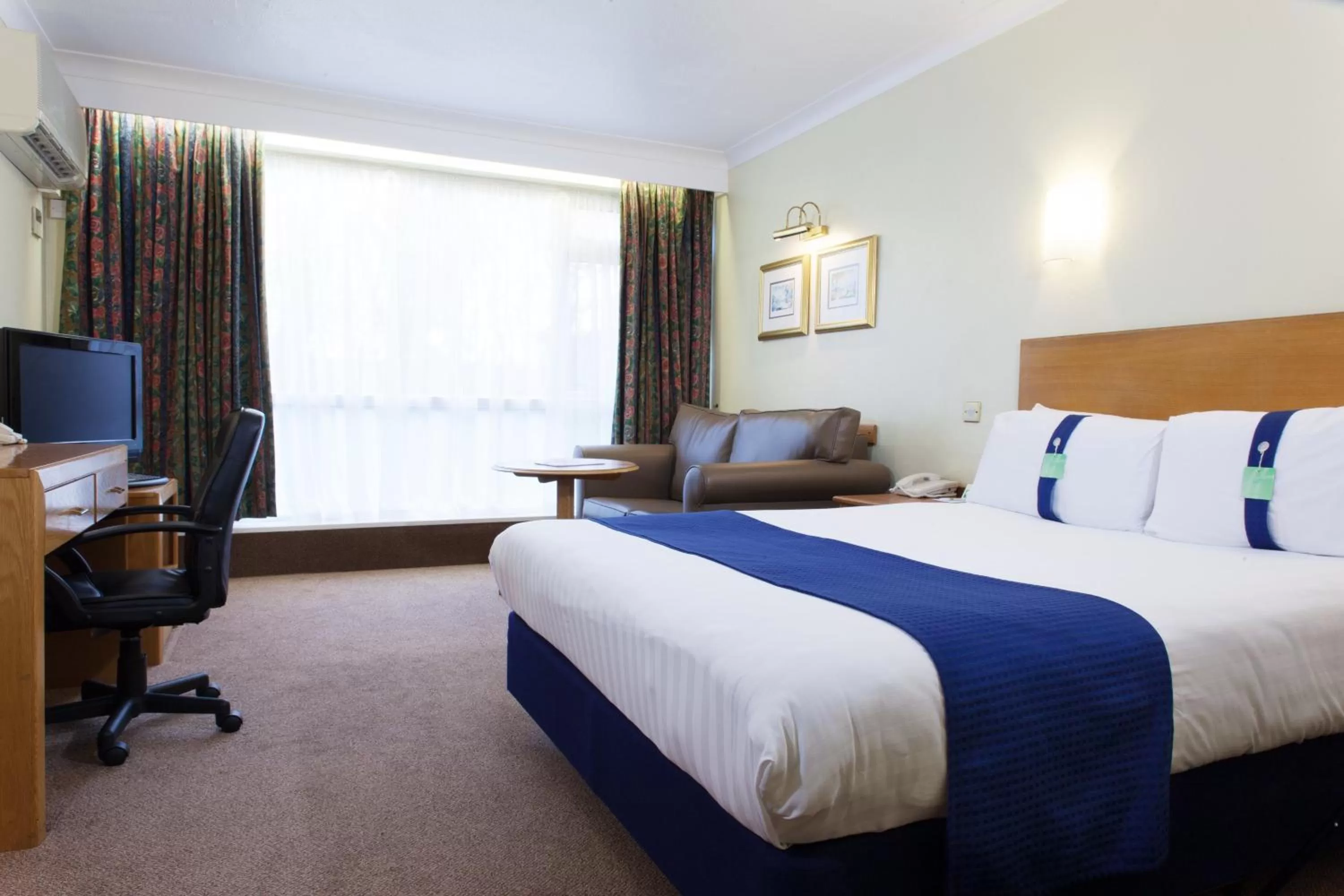 Standard Double Room with Sofa Bed in Holiday Inn Newport by IHG