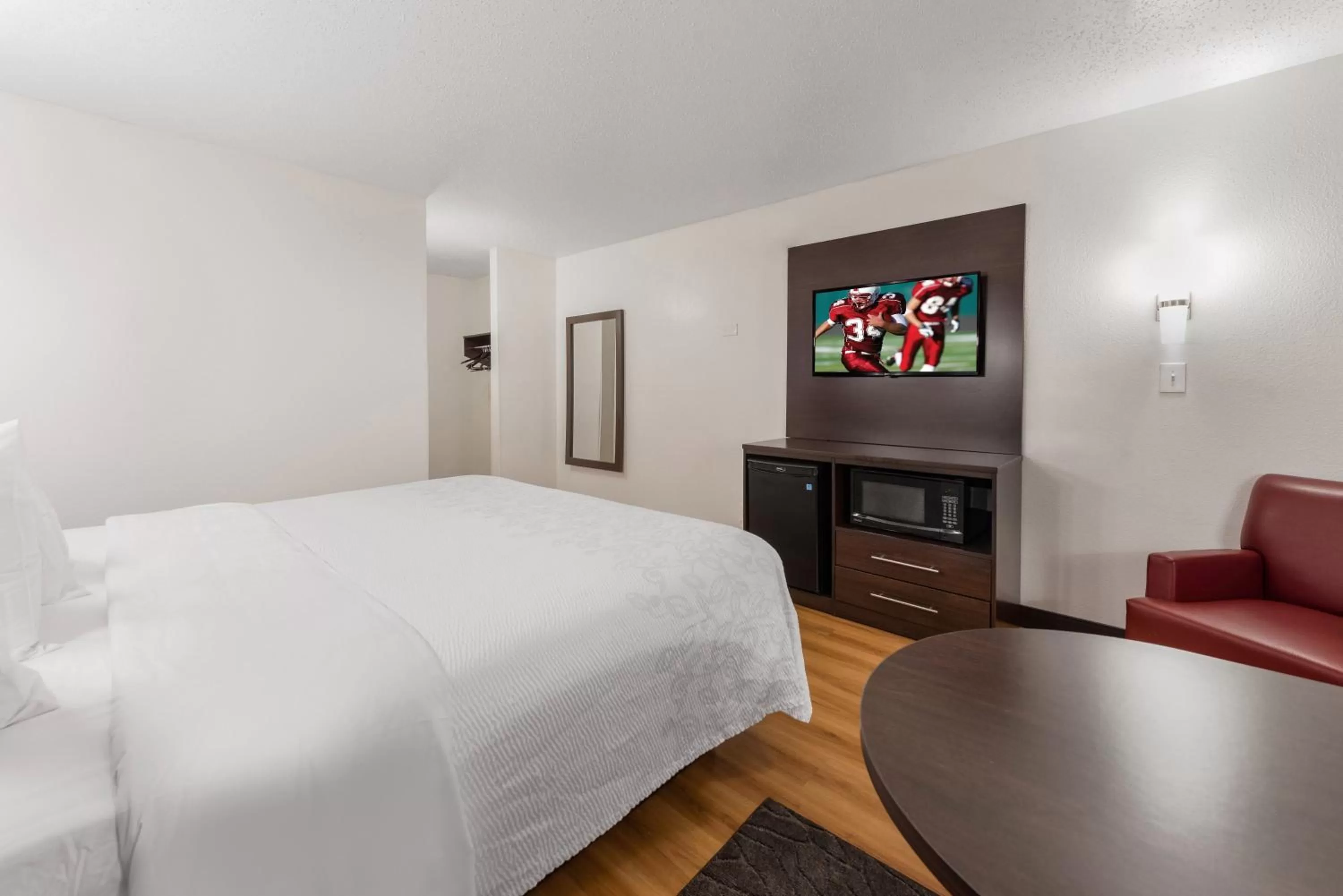 Deluxe King Room Disability Access Roll-In Shower Smoke Free in Red Roof Inn PLUS+ Columbus - Worthington