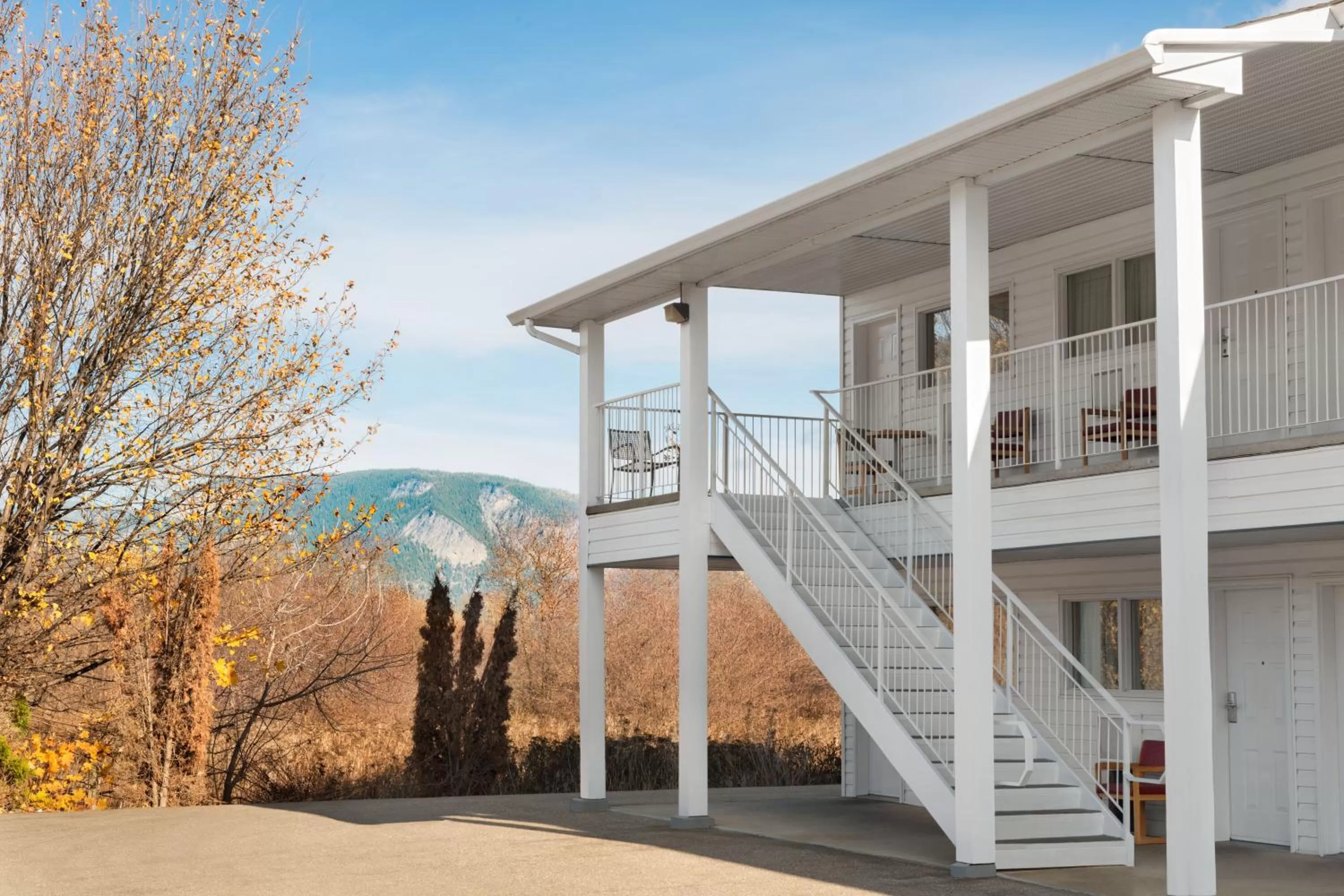 Queen Room with Sofa Bed - Non-Smoking in Travelodge by Wyndham Salmon Arm BC