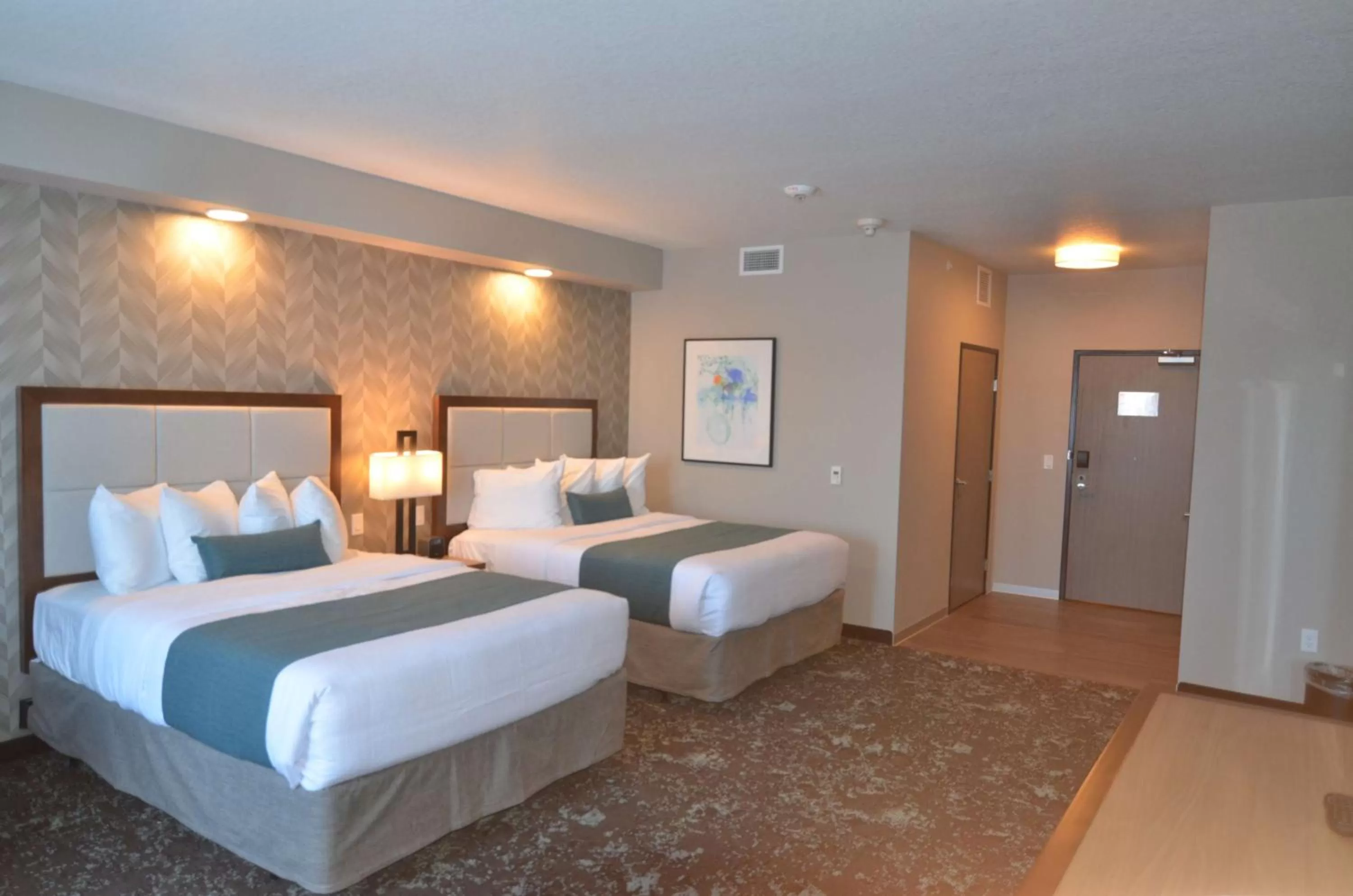 Queen Suite with Two Queen Beds with Sofa Bed in Best Western Premier Ankeny Hotel