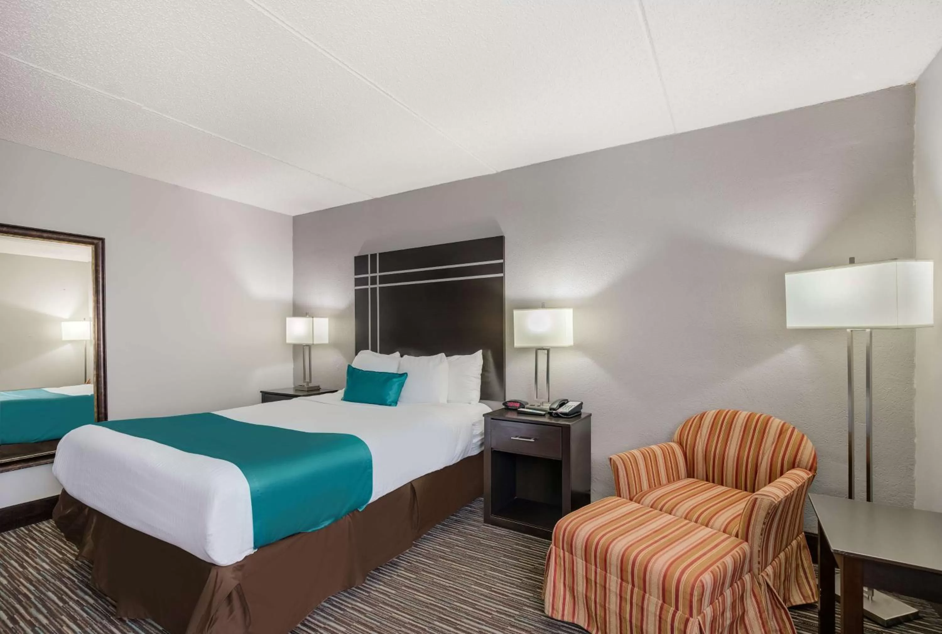 Queen Room with Bathtub - Disability Access/Non-Smoking in Best Western Waukesha Grand