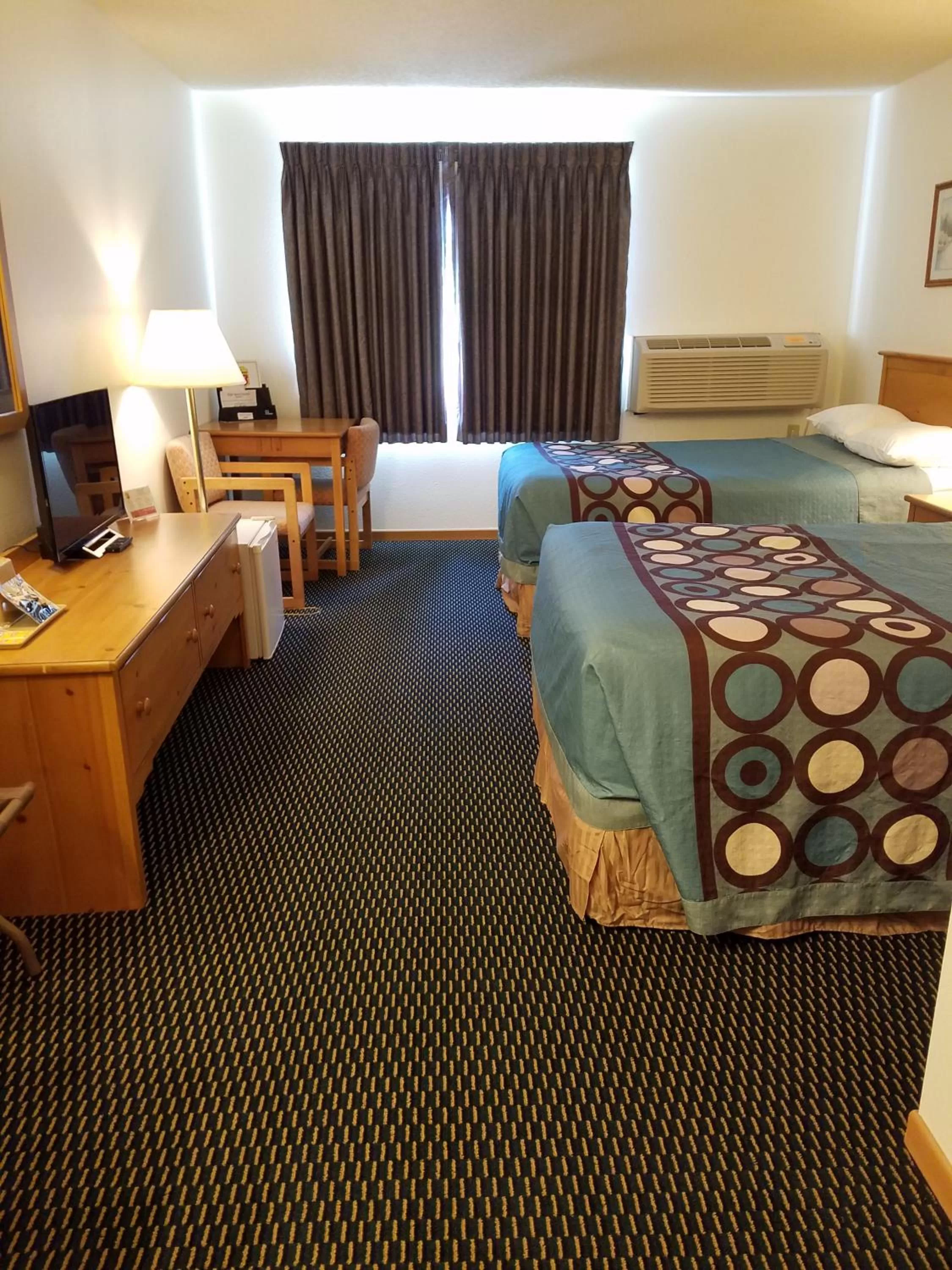 Family Room with Two Double Beds - Non-Smoking in Super 8 by Wyndham Phillips