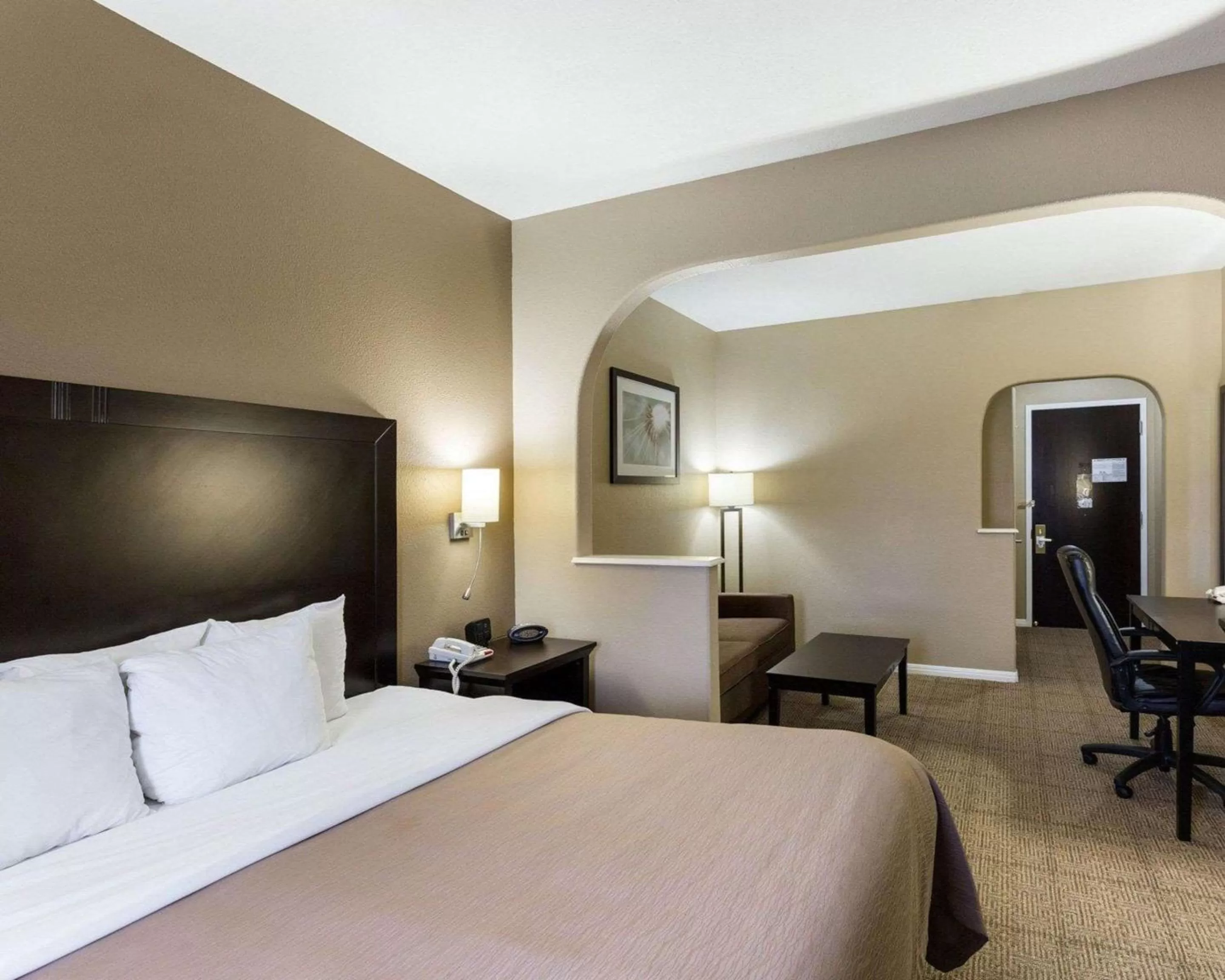King Suite in Quality Suites Houston NW Cy-Fair