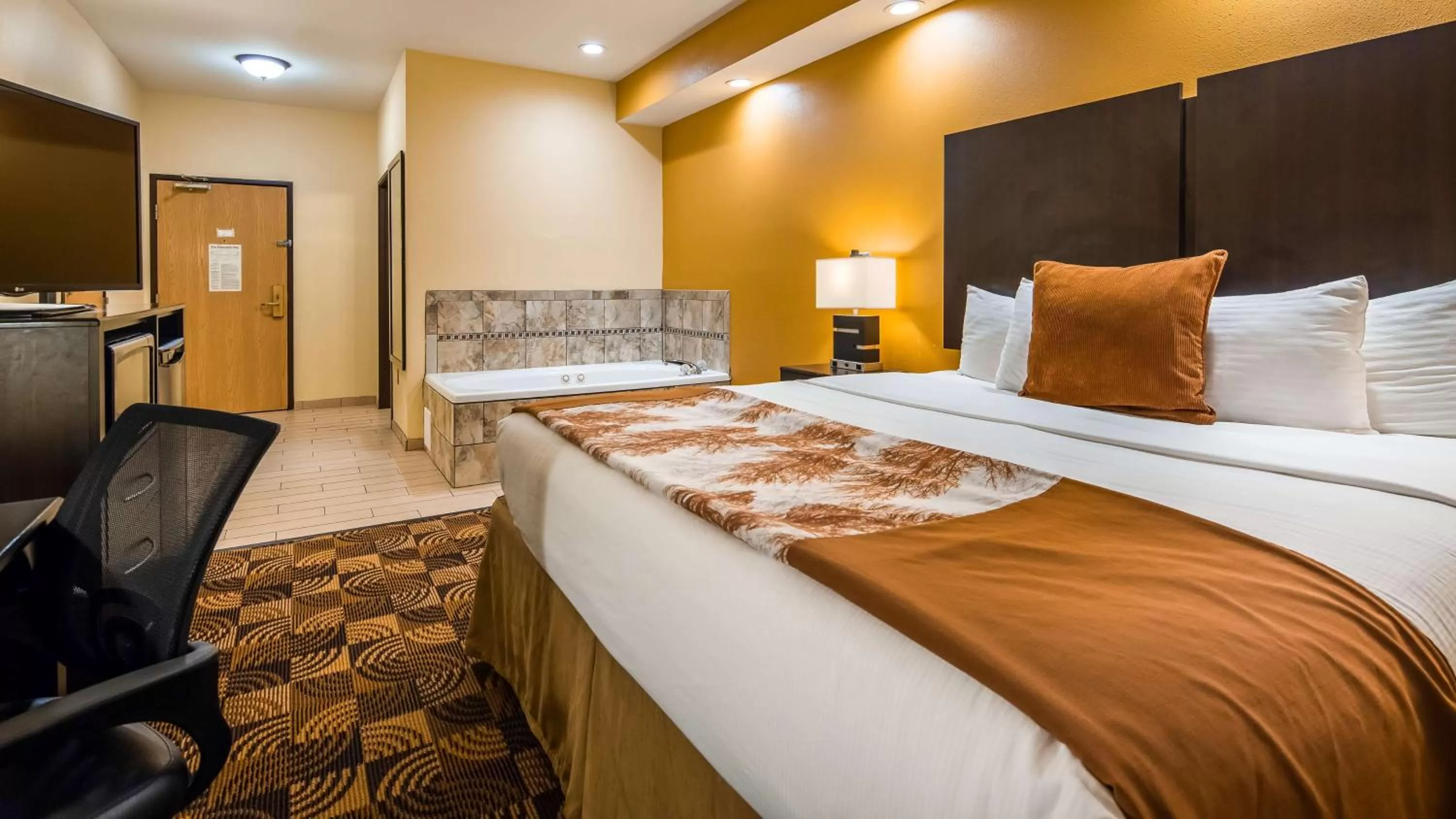 King Room with Hot Tub - Non-Smoking in Best Western Plus Whitewater Inn