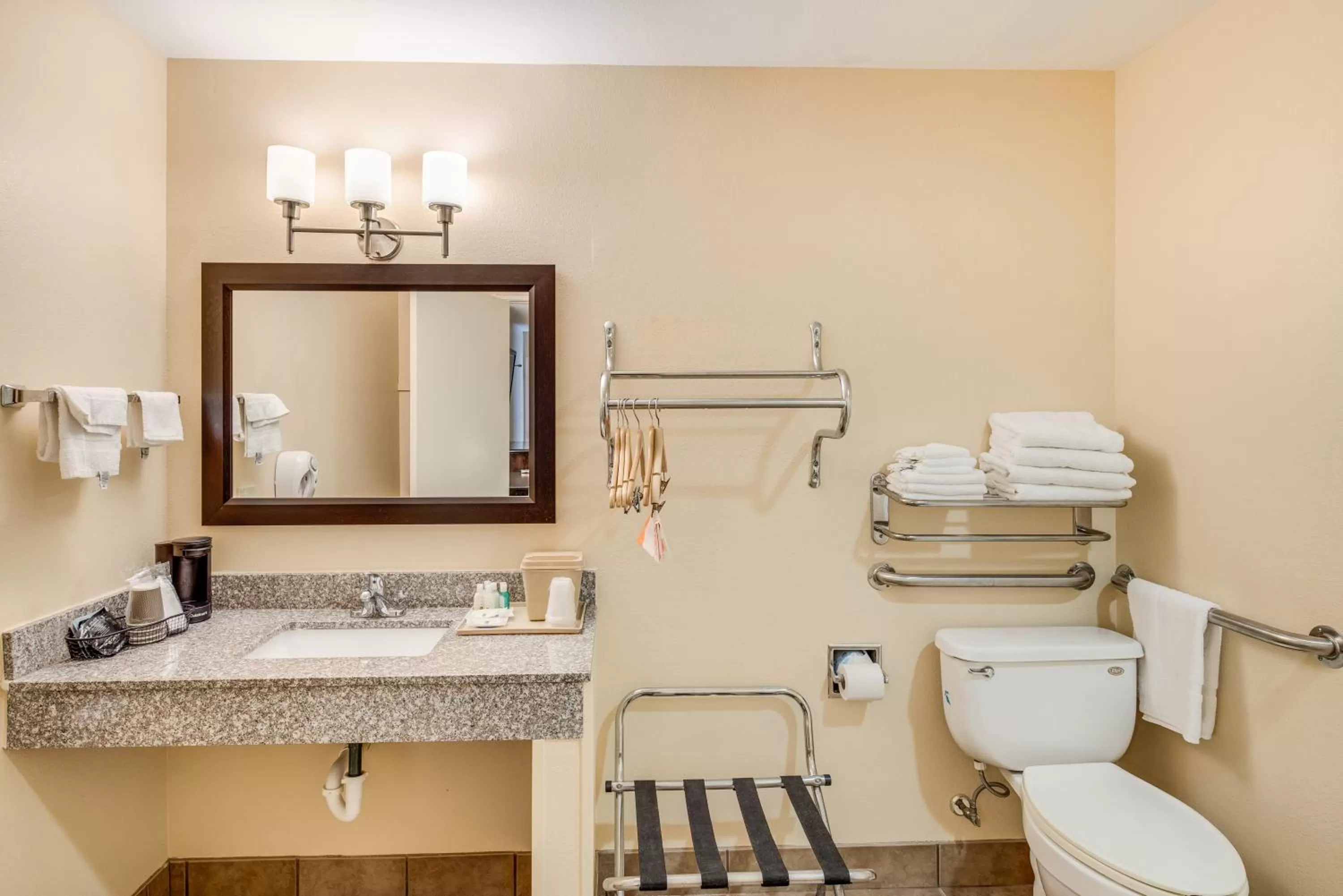 King Room with Roll-In Shower - Accessible/Non Smoking in Quality Inn Ozona I-10