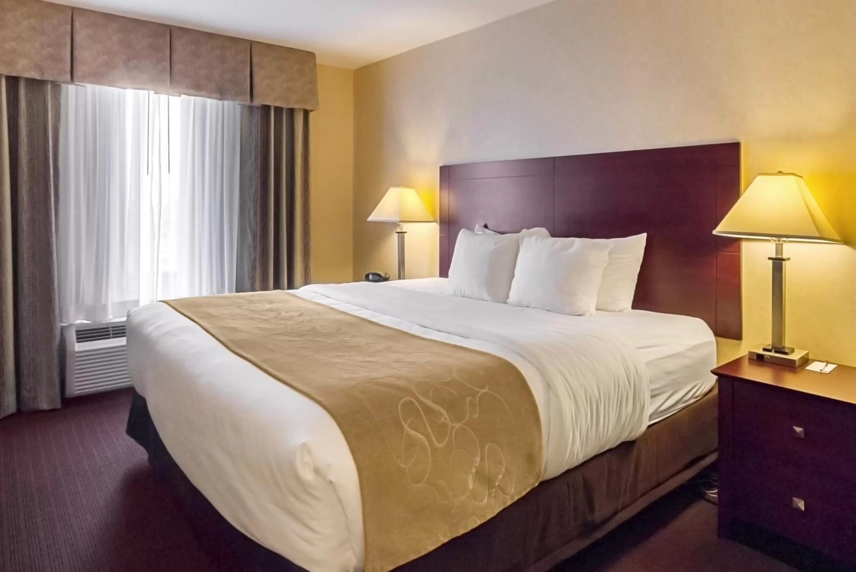 King Suite - Non-Smoking in Comfort Suites Manhattan