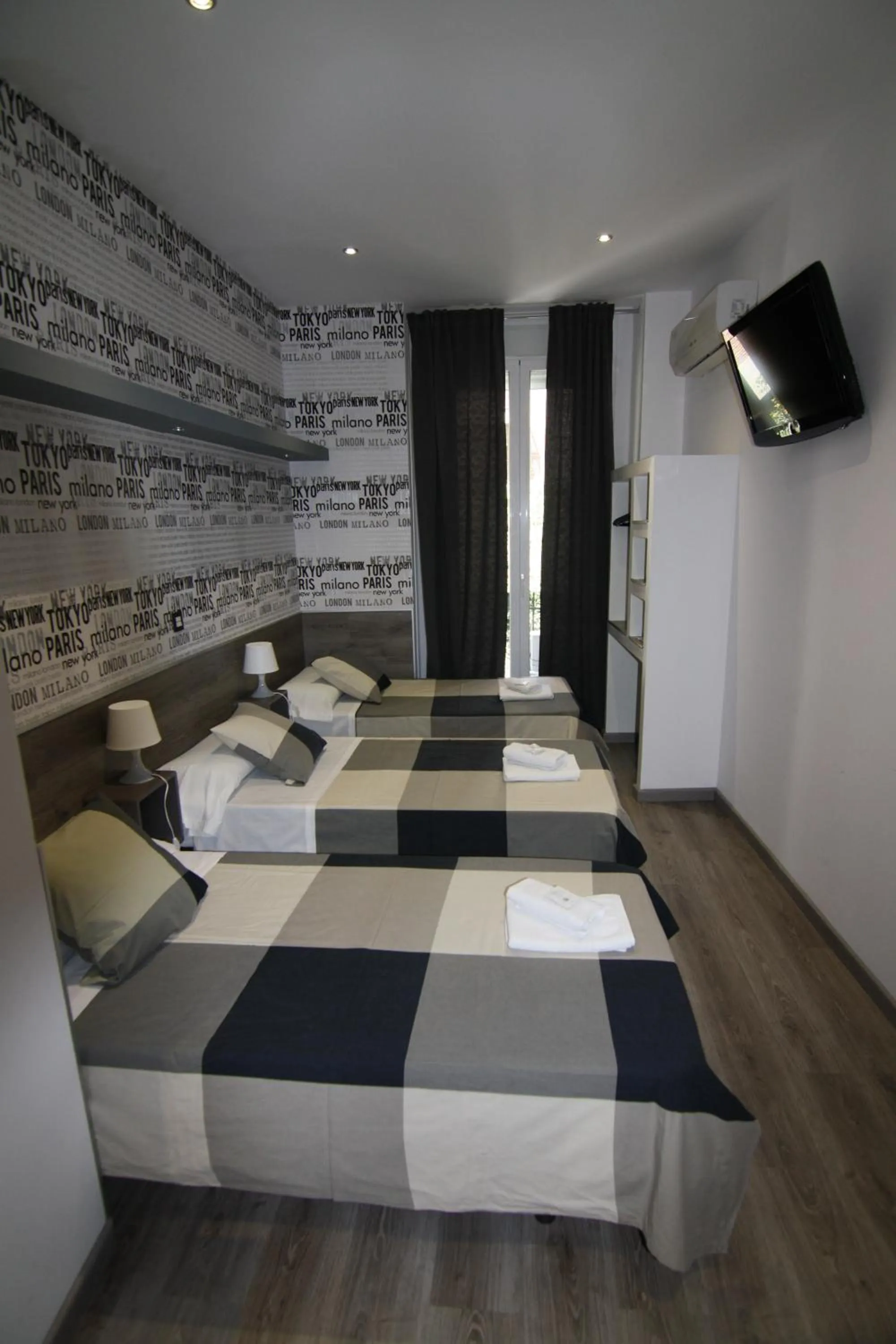 Double Room with Extra Bed (3 Adults) in Hostal MH Fuencarral