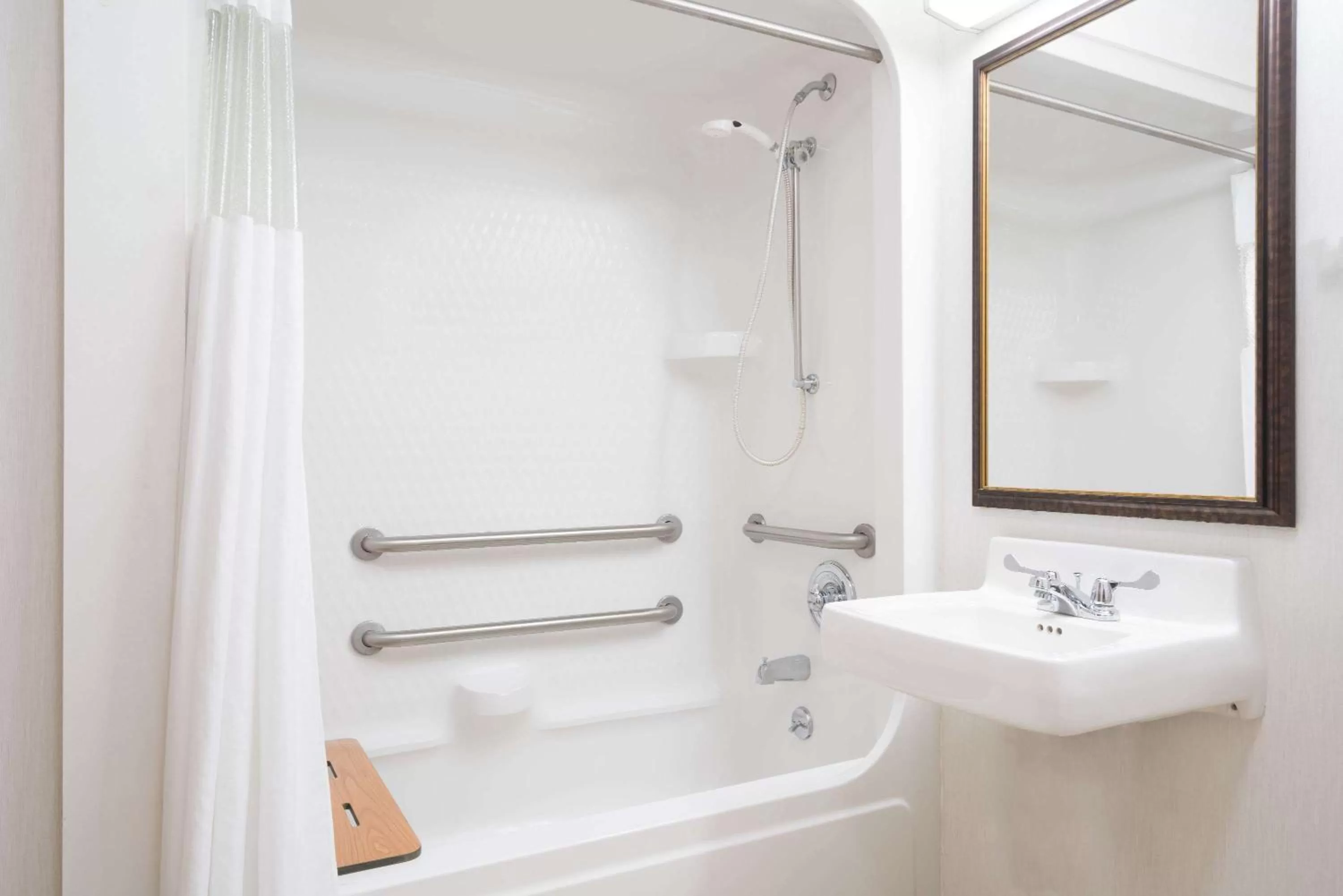 Queen Room - Disability Access/Non-Smoking in Baymont by Wyndham Marshfield