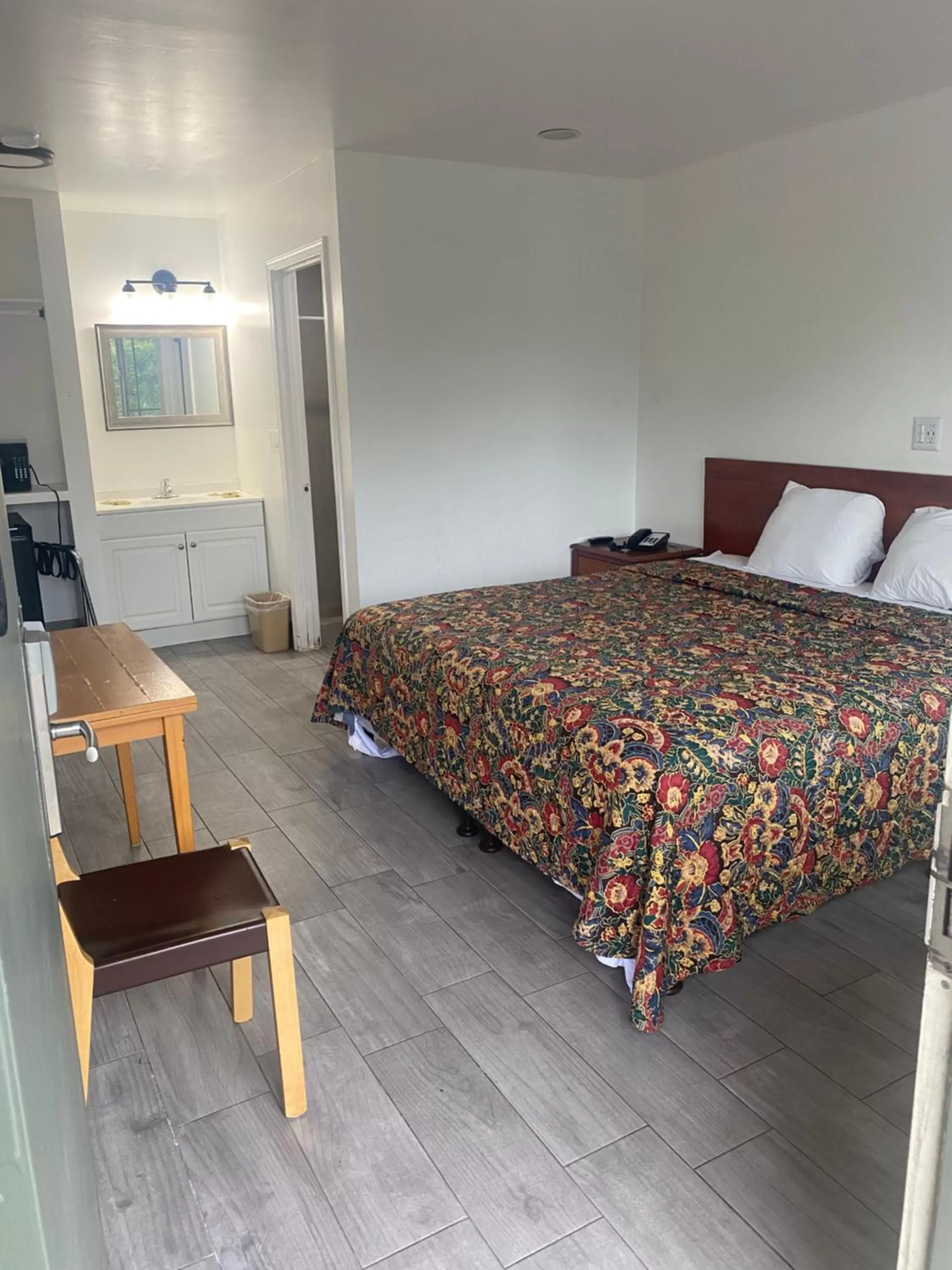 King Room in Americas Best Value Inn Thousand Oaks