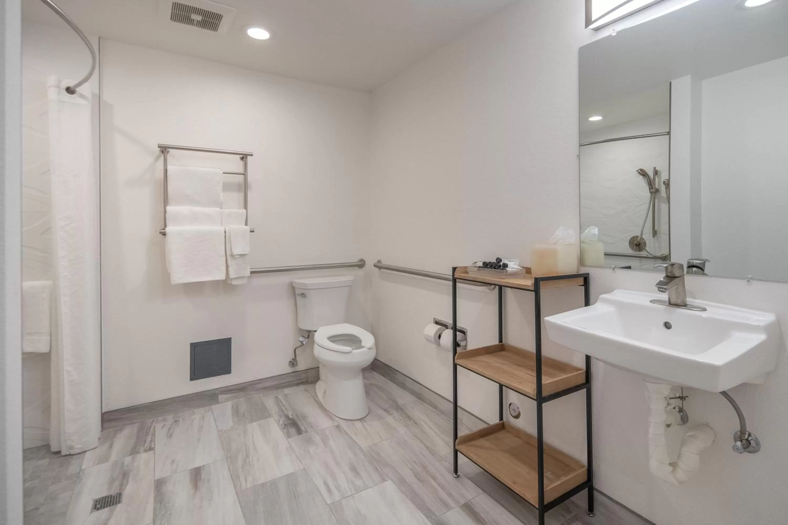 Queen Room - Disability Access in SOMA Park Inn