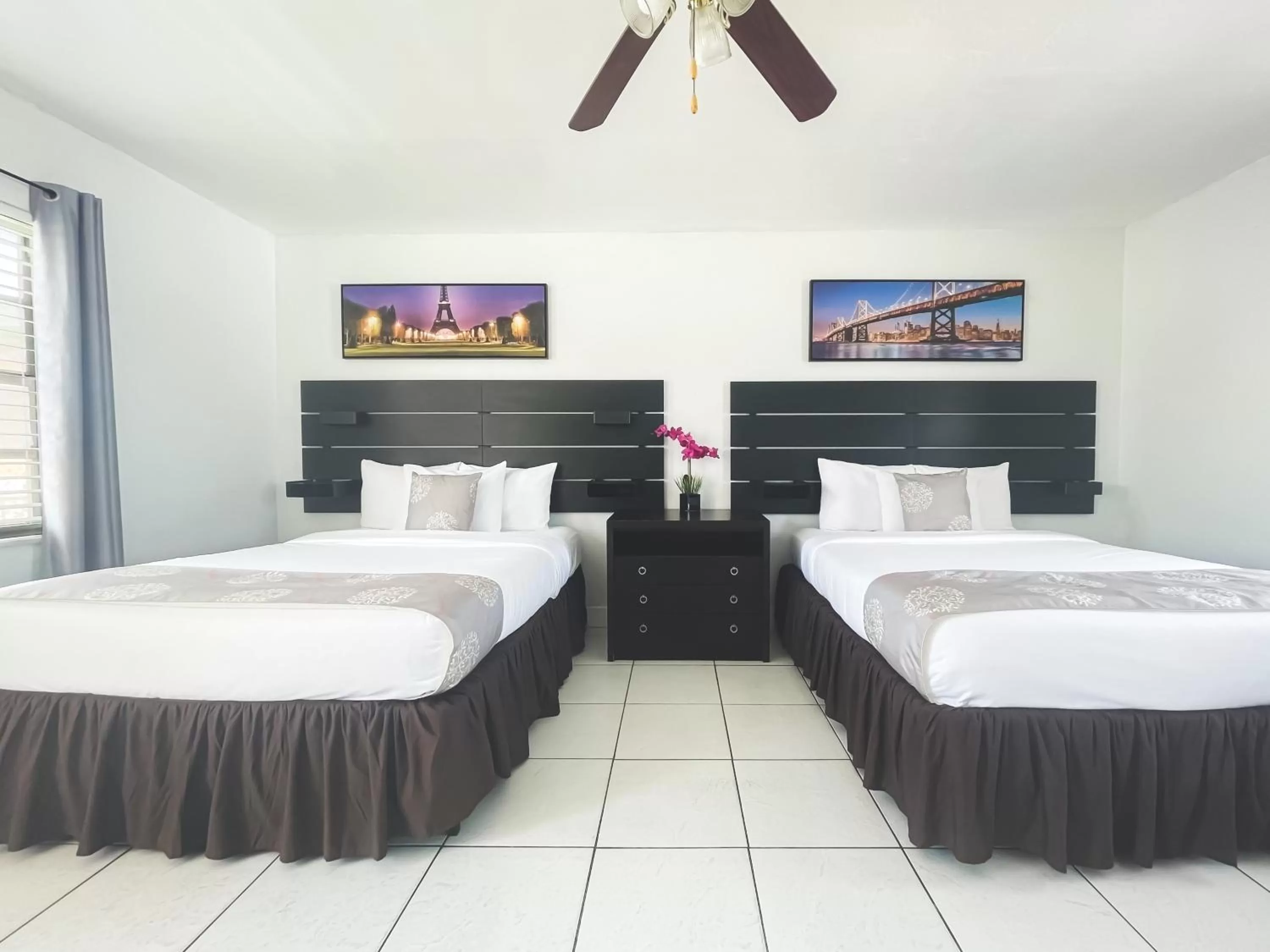 Deluxe Poolside 2 Queens in Hollywood Beach Hotels