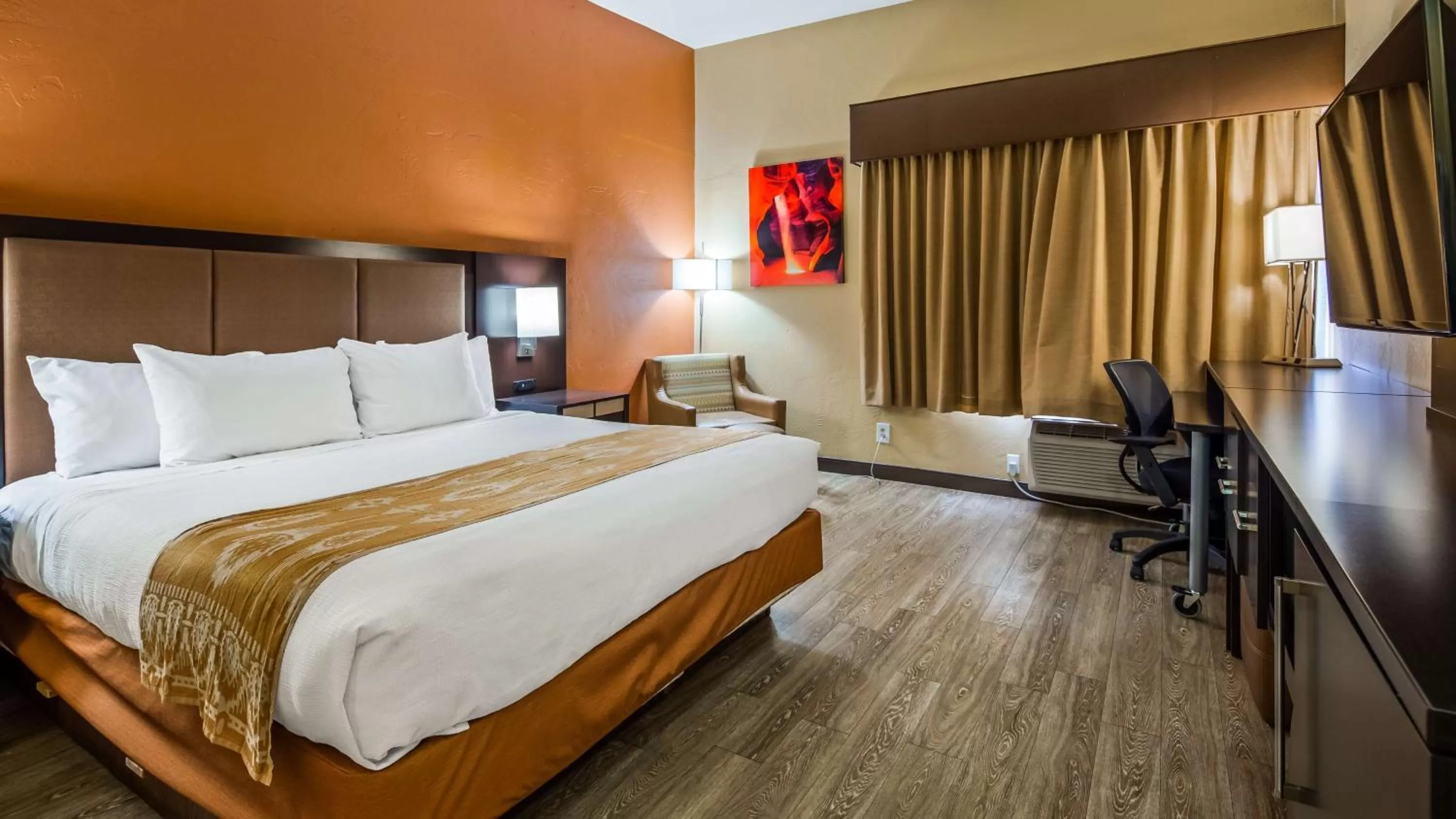 King Room with Roll-In Shower - Mobility Access/Communication Assistance in Best Western View of Lake Powell Hotel