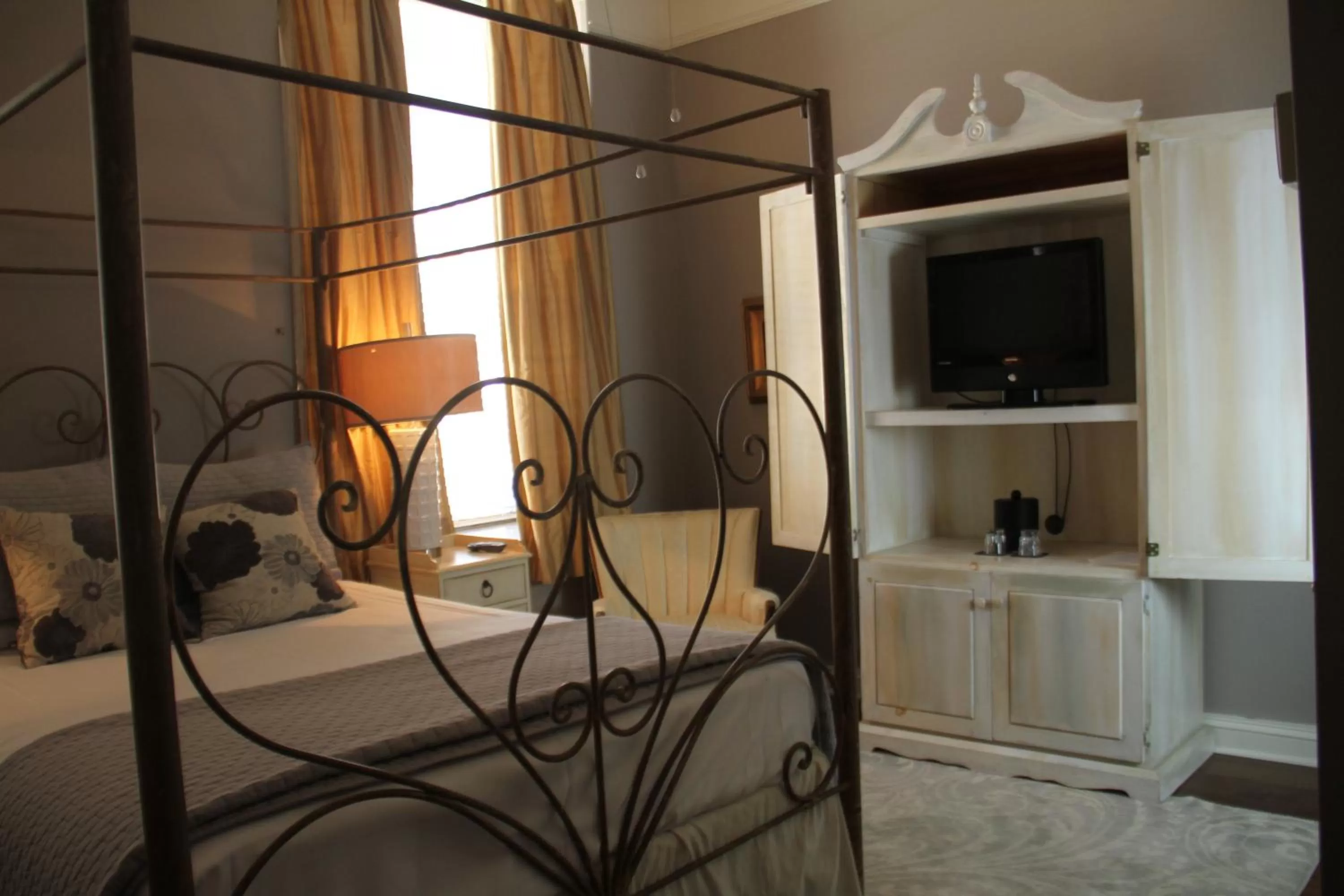 Queen Suite in Old Capitol Inn