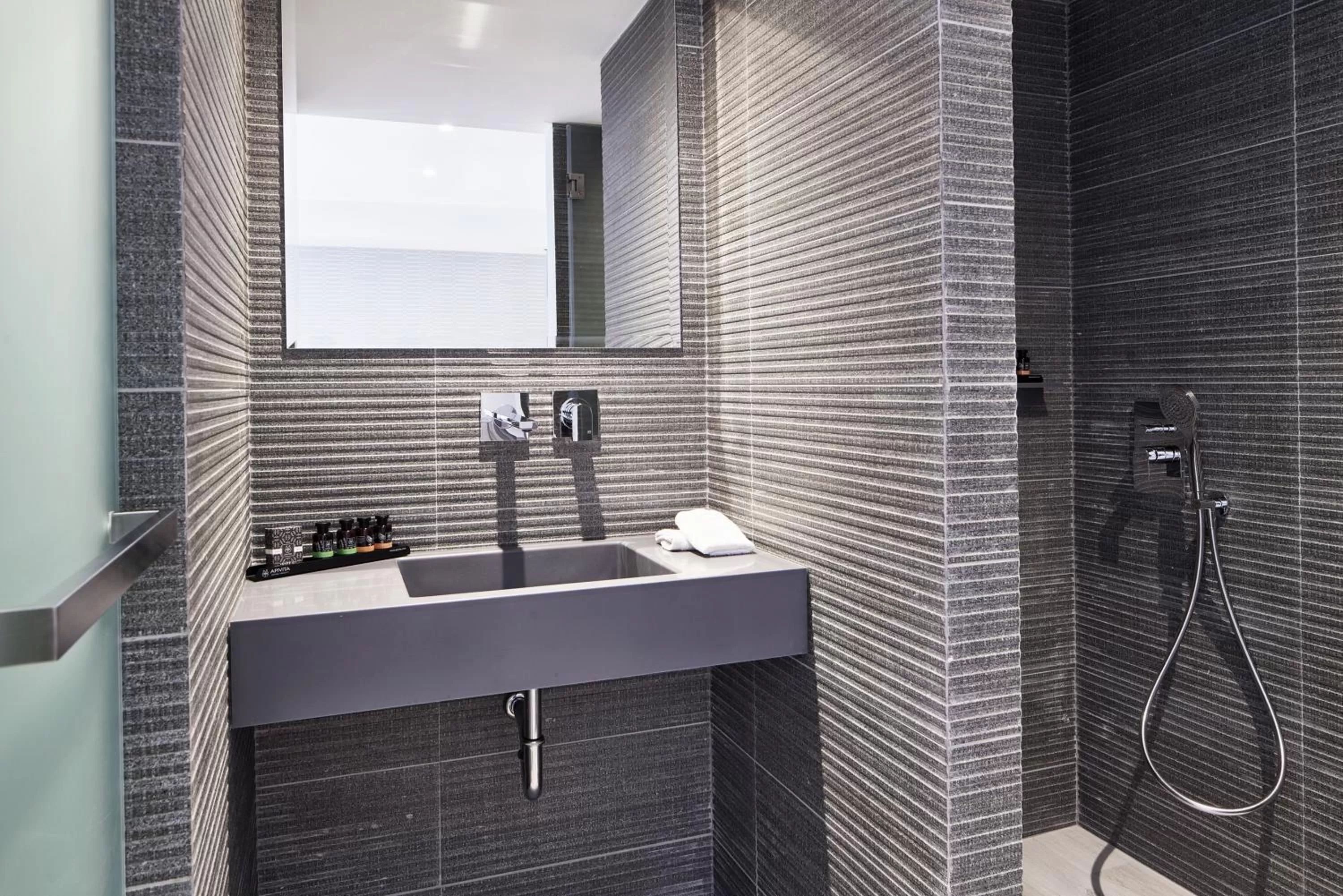 Bathroom in Athens4