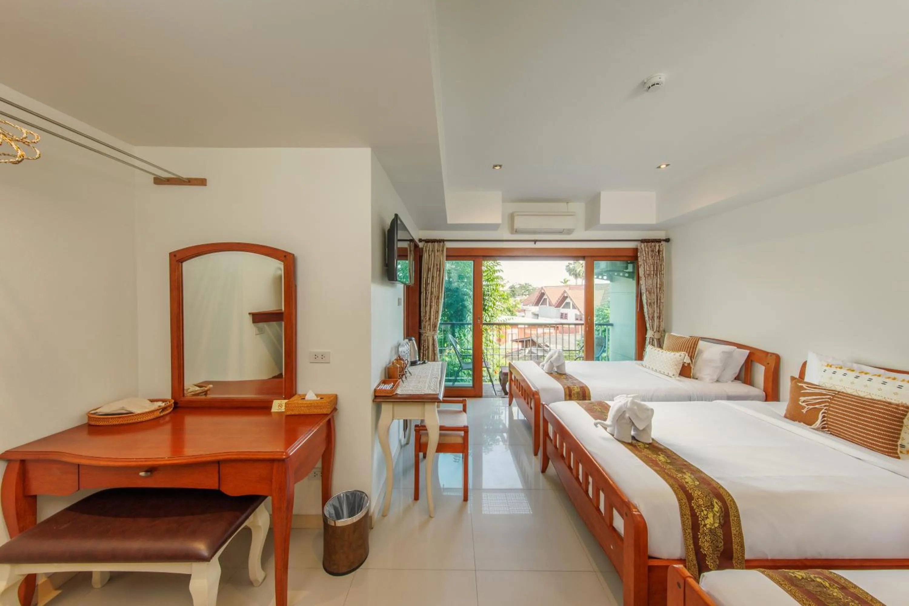 Classic Triple Room with Balcony in Rendezvous Classic House