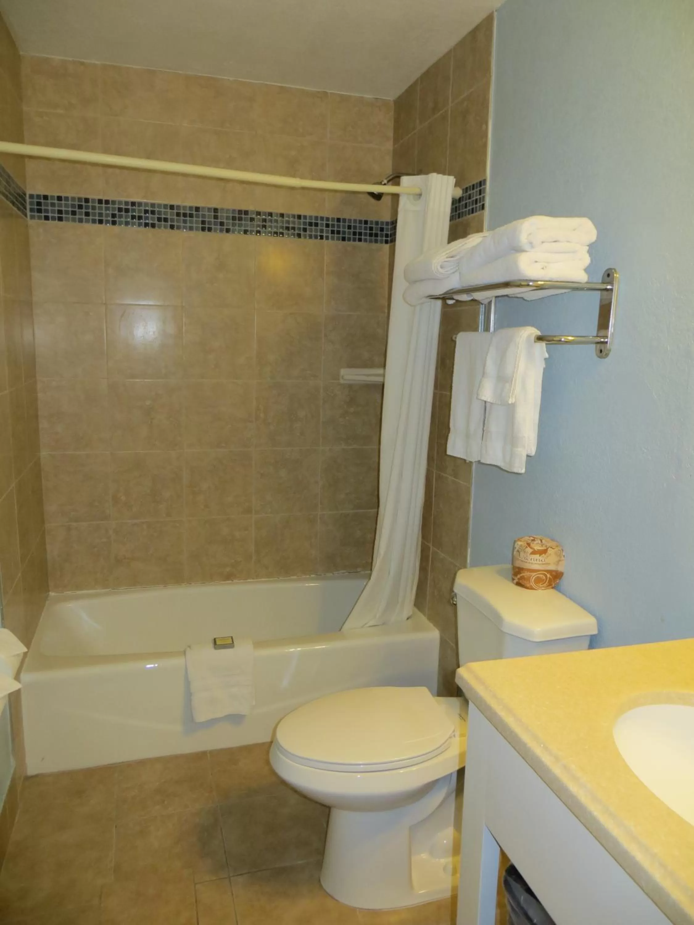 Queen Room with Two Queen Beds in Bay Front Inn