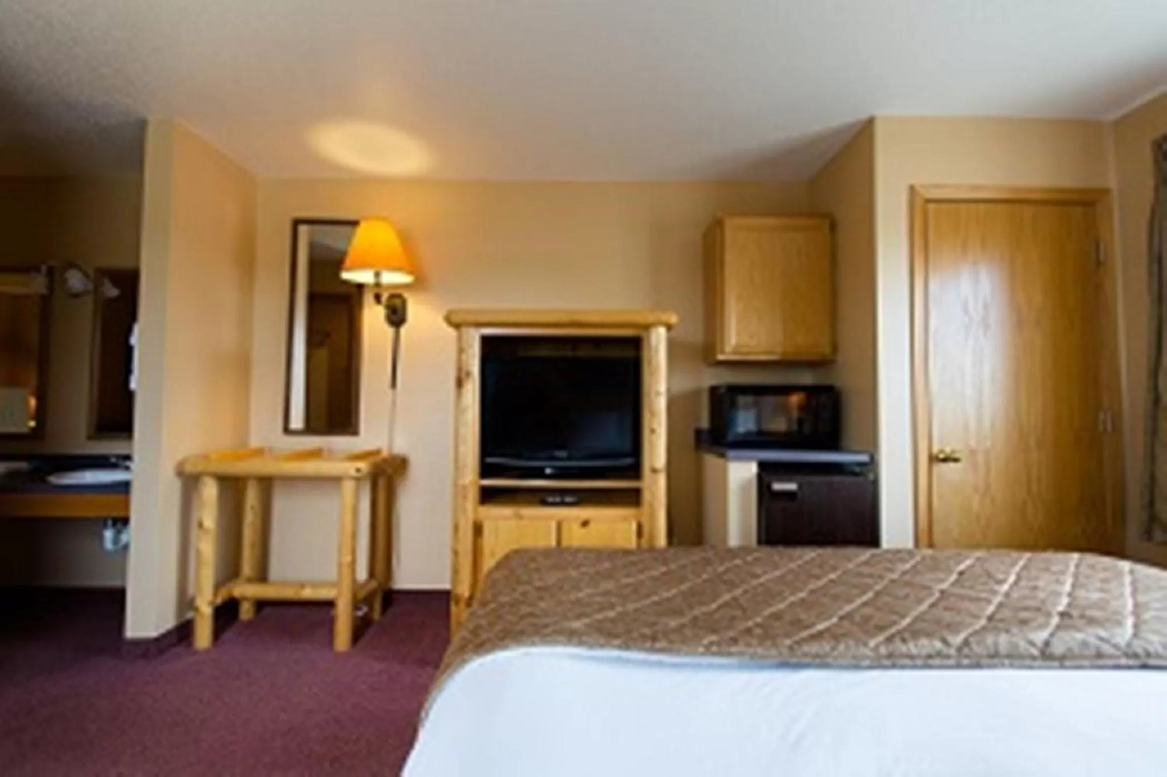 Queen Room with Sofa Bed in Cranberry Country Lodge