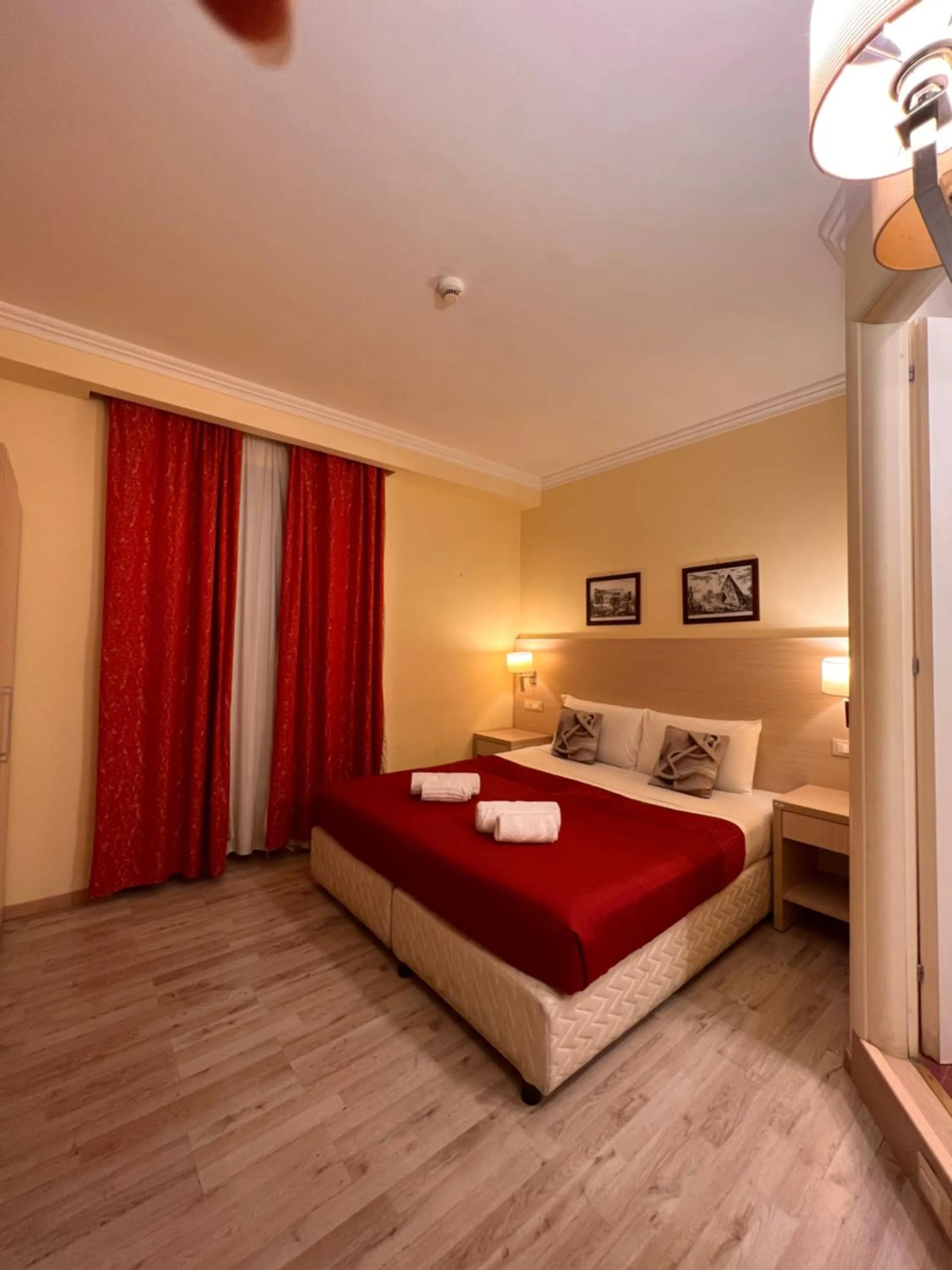 Deluxe Double or Twin Room in Booking House Roma 