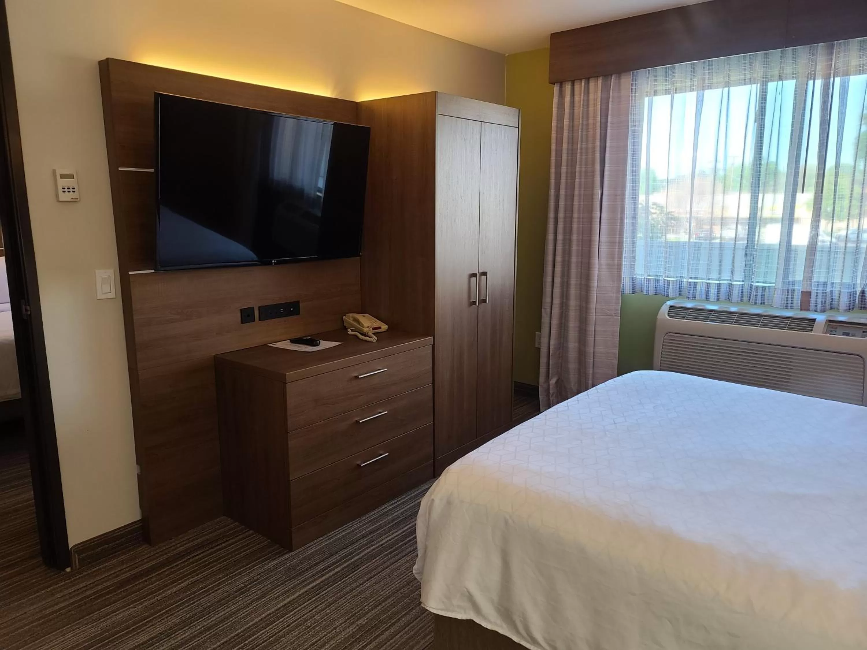 Standard King Room in Holiday Inn Express & Suites Woodland Hills by IHG