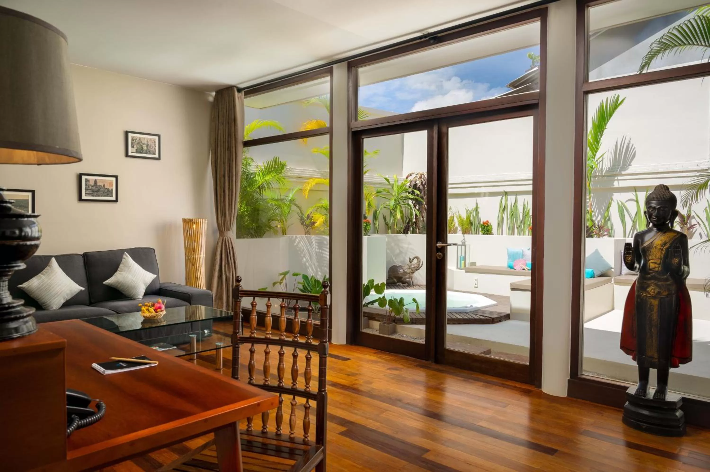 Suite with Hot Tub in Heritage Suites Hotel