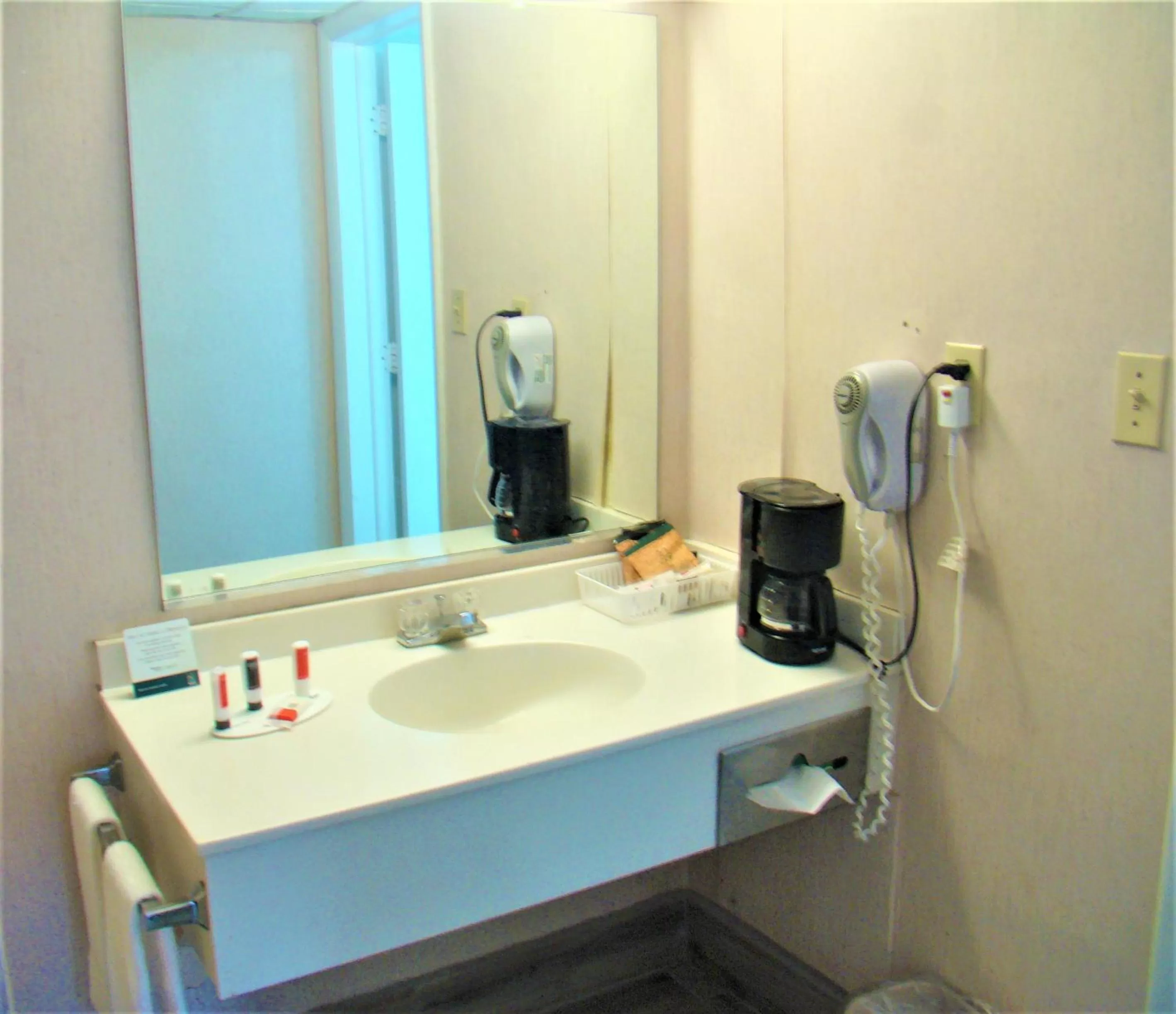 One-Bedroom King Suite - Non-Smoking in Baymont by Wyndham Front Royal Near Shenandoah National Park