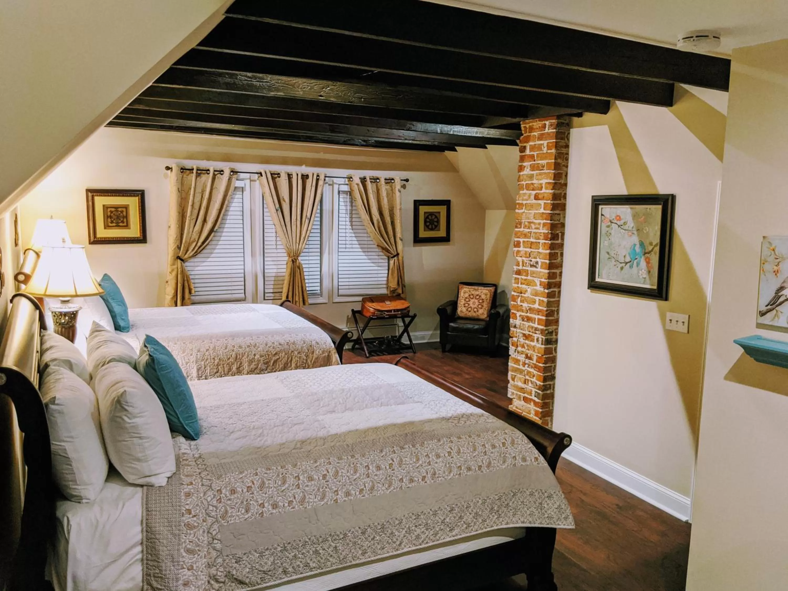 Deluxe Queen Suite in Chelsea Pub and Inn