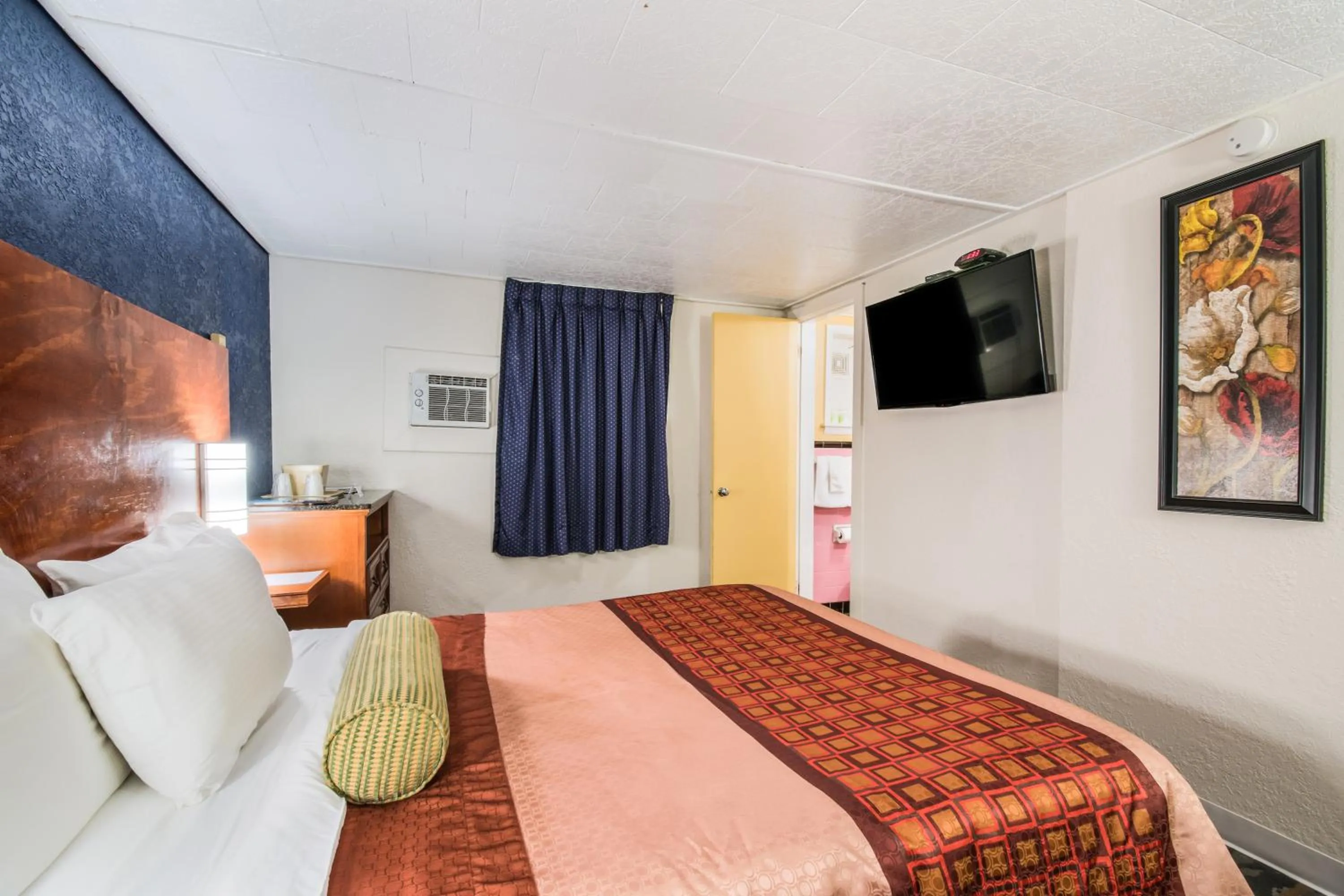 Queen Room in Highland Inn New Cumberland