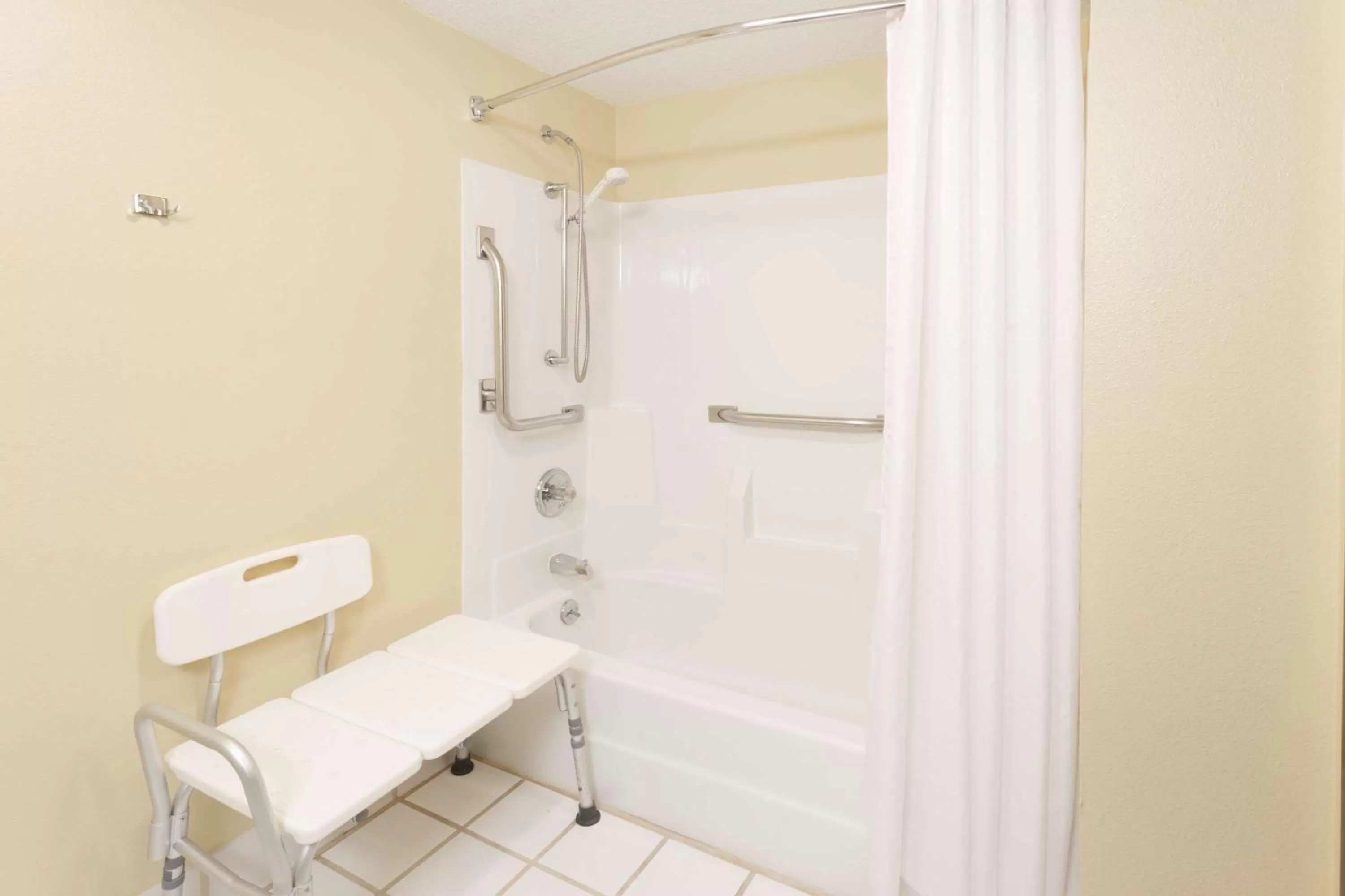 Queen Room - Mobility Access/Non-Smoking in Super 8 by Wyndham Ottawa Starved Rock