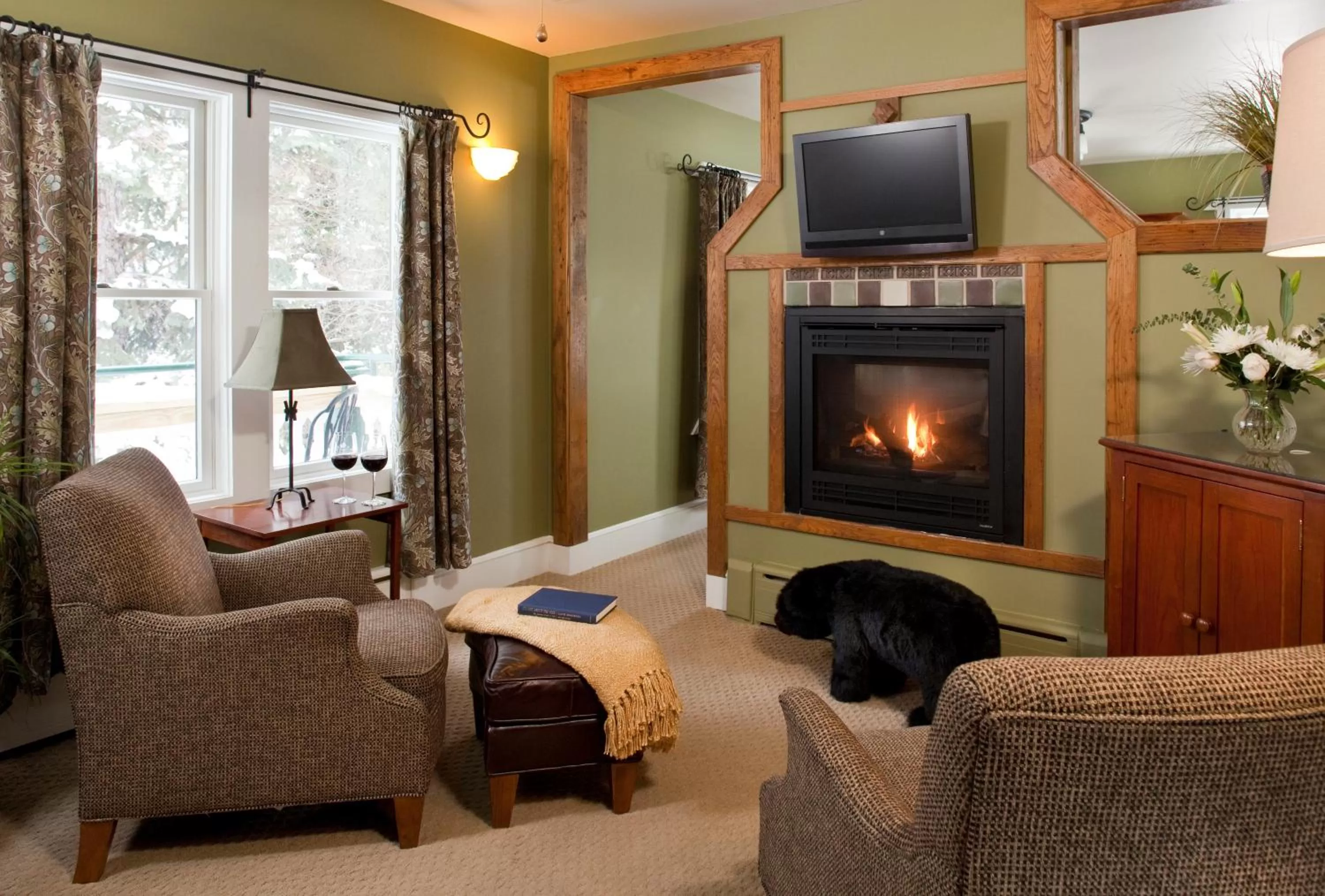 King Suite with Balcony in Lake Pointe Inn