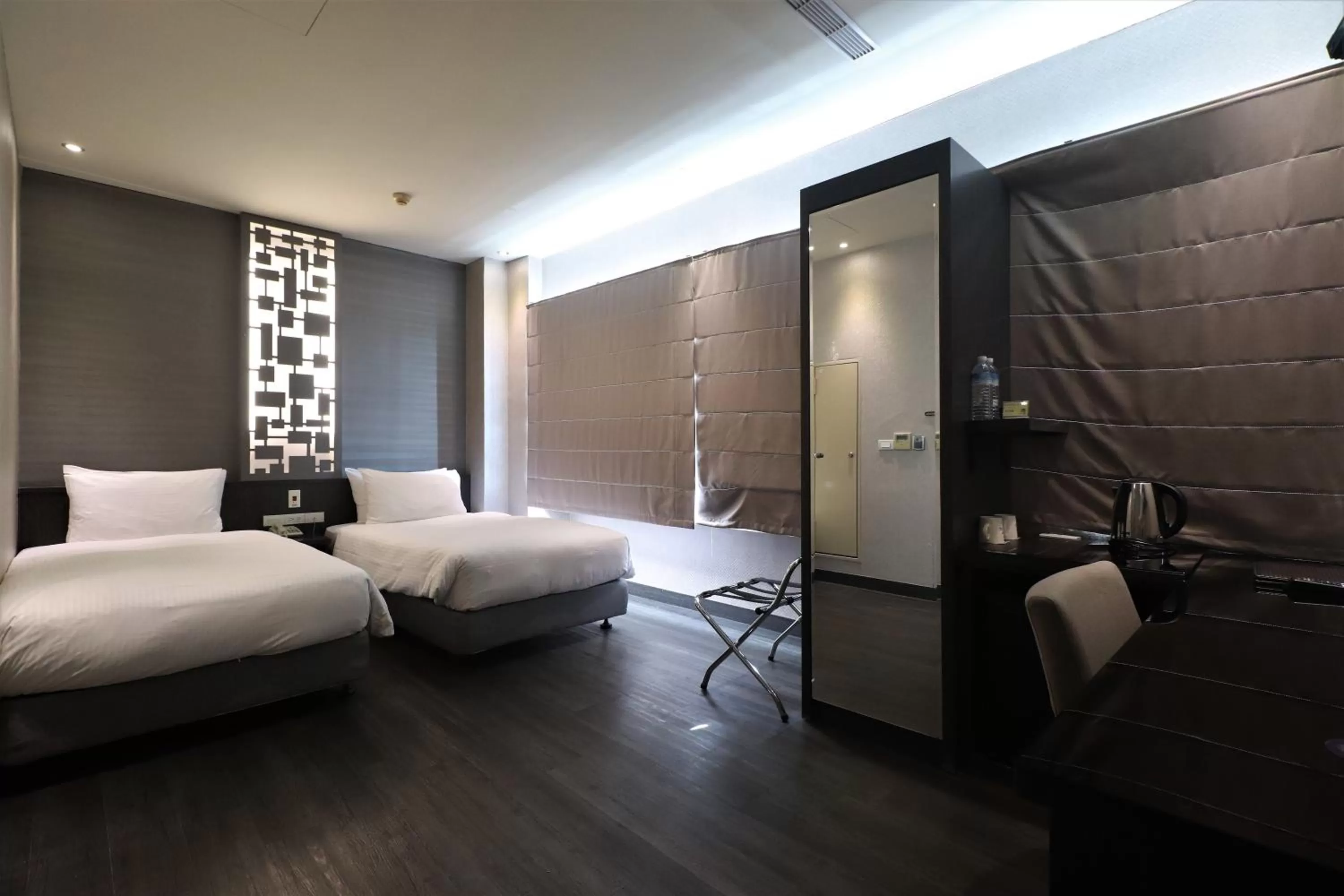Premier Twin Room with City View in J-HOTEL