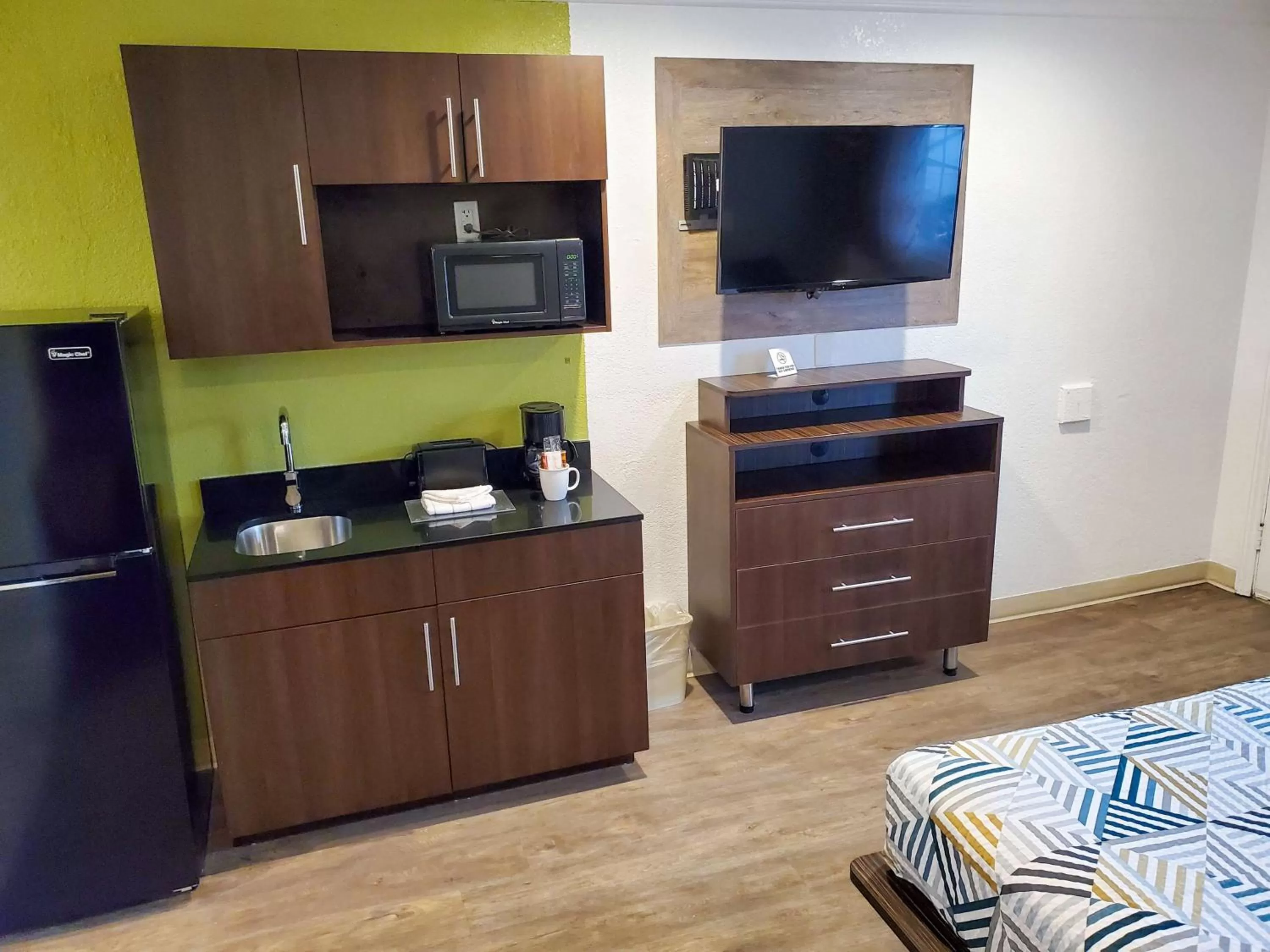 Deluxe Queen Room - Non-Smoking in Studio 6-National City, CA - Naval Base San Diego