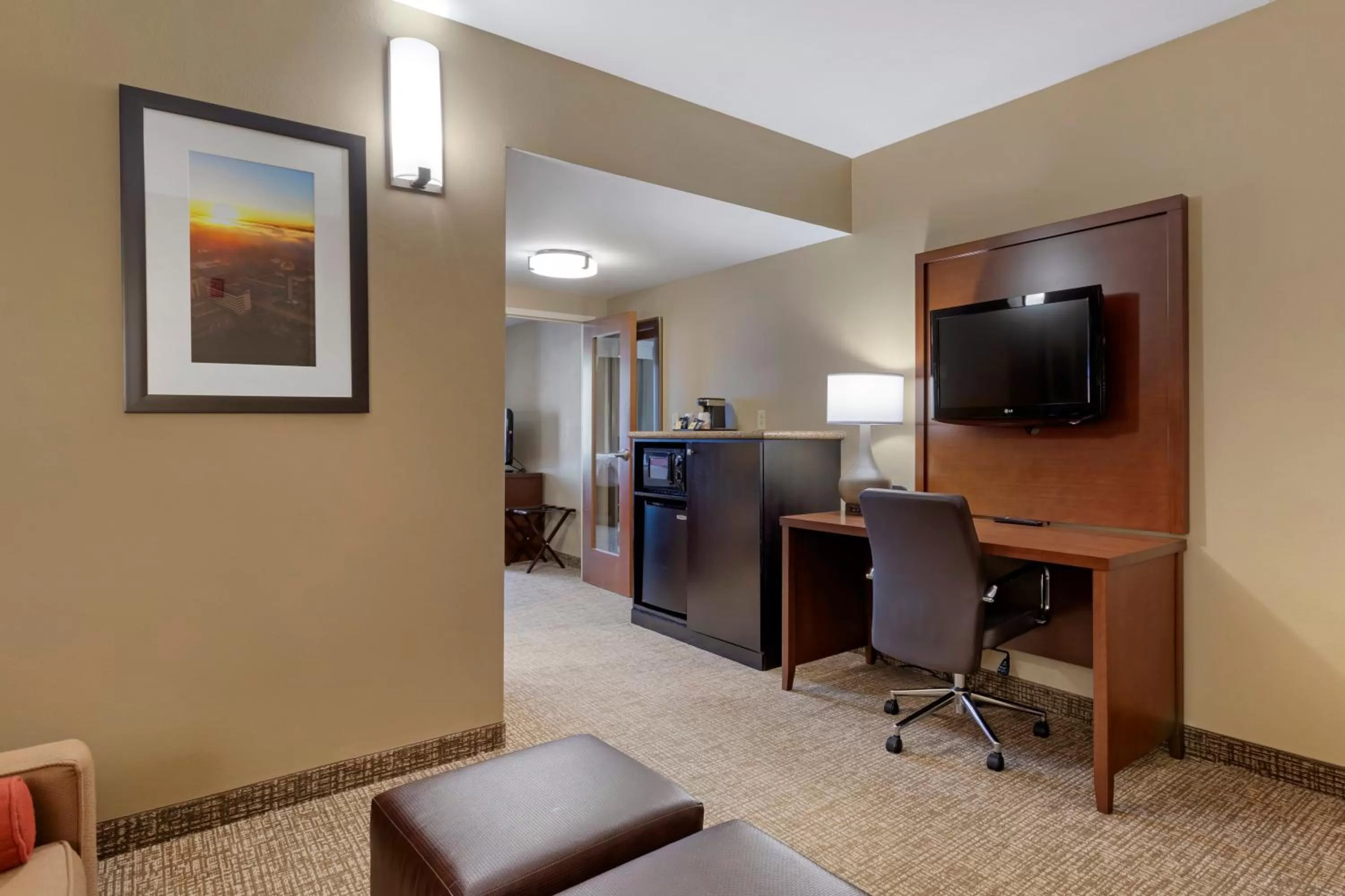 One-Bedroom Queen Suite with Sofa Bed - Non-Smoking in Comfort Suites Knoxville North