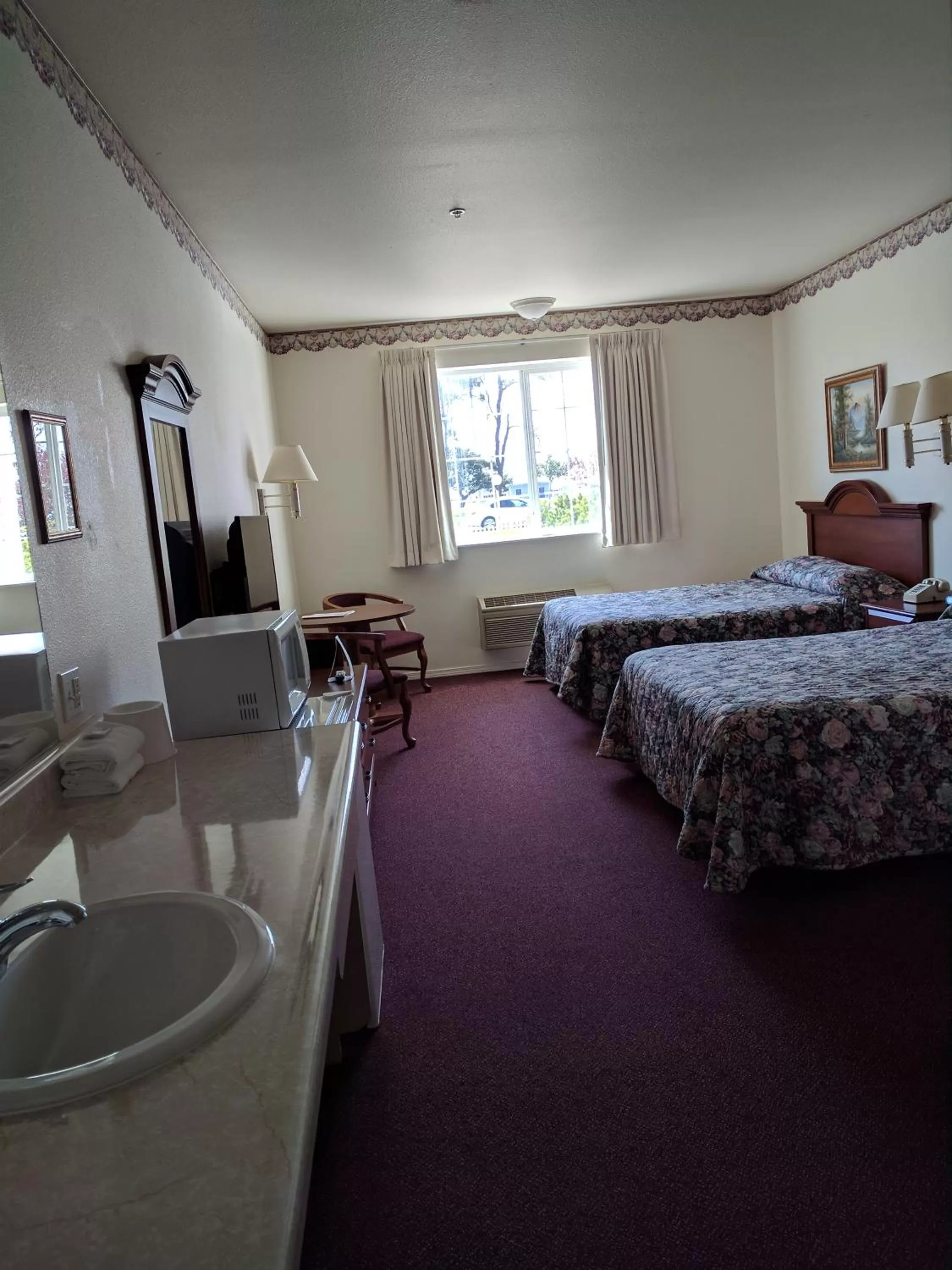 Queen Room - Disability Access in Lighthouse Inn