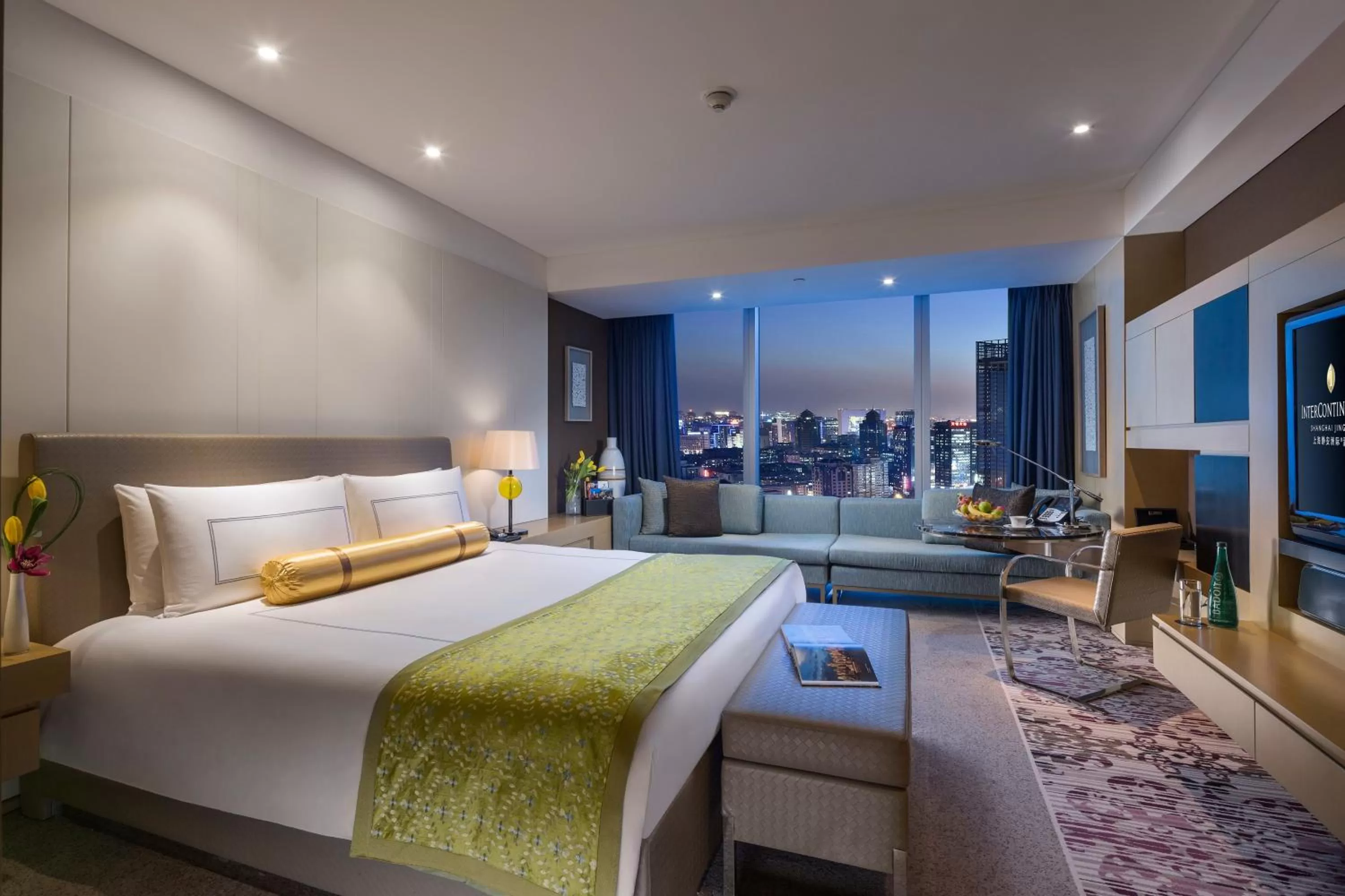 Classic King Room - Lounge Access in InterContinental Shanghai Jing' An by IHG