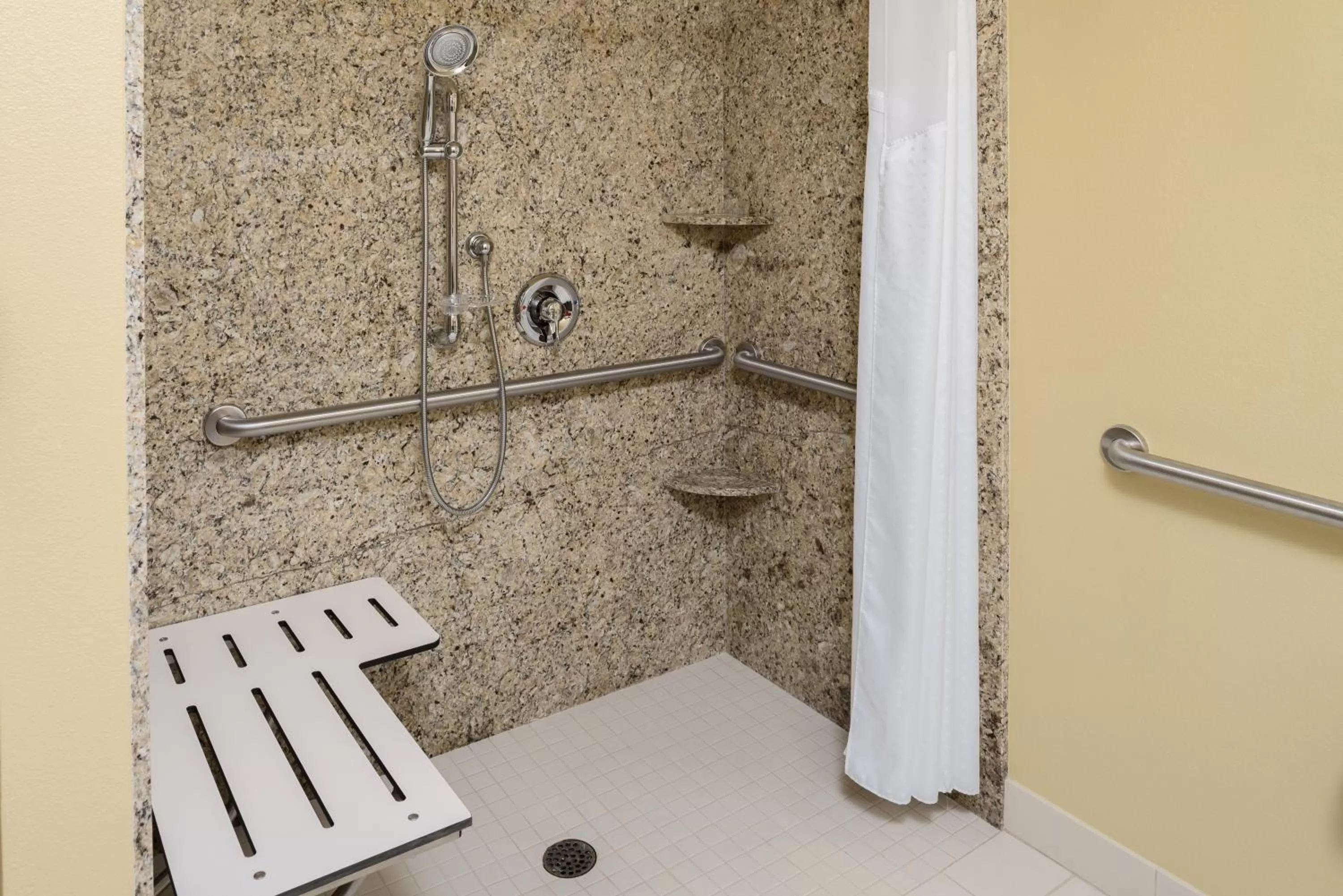 Deluxe King Room - Mobility Access Roll in Shower/Non-Smoking in Holiday Inn Express Klamath - Redwood Ntl Pk Area by IHG