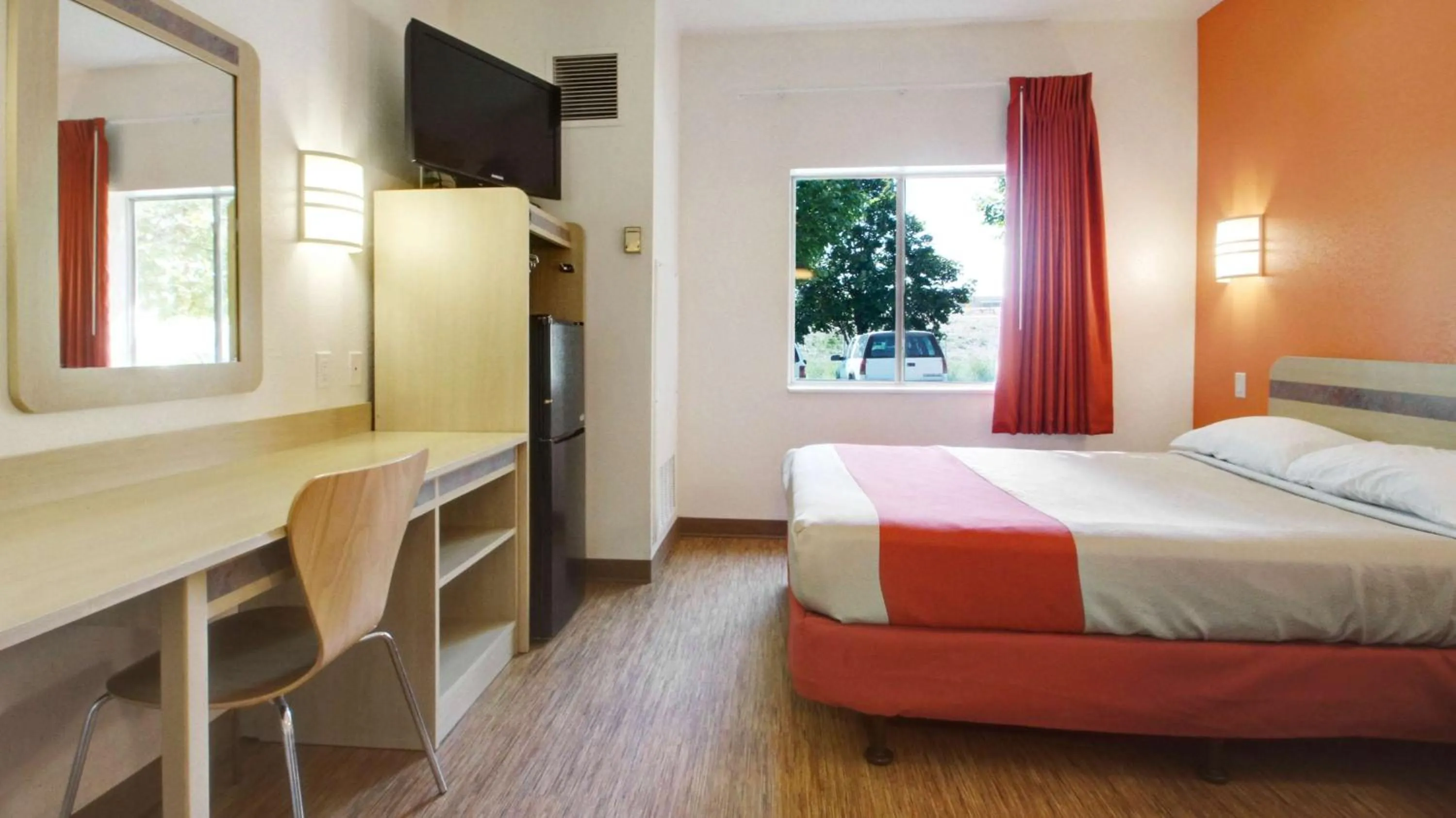 Queen Room - Disability Access - Non-Smoking in Motel 6 Lehi, UT - Thanksgiving Point