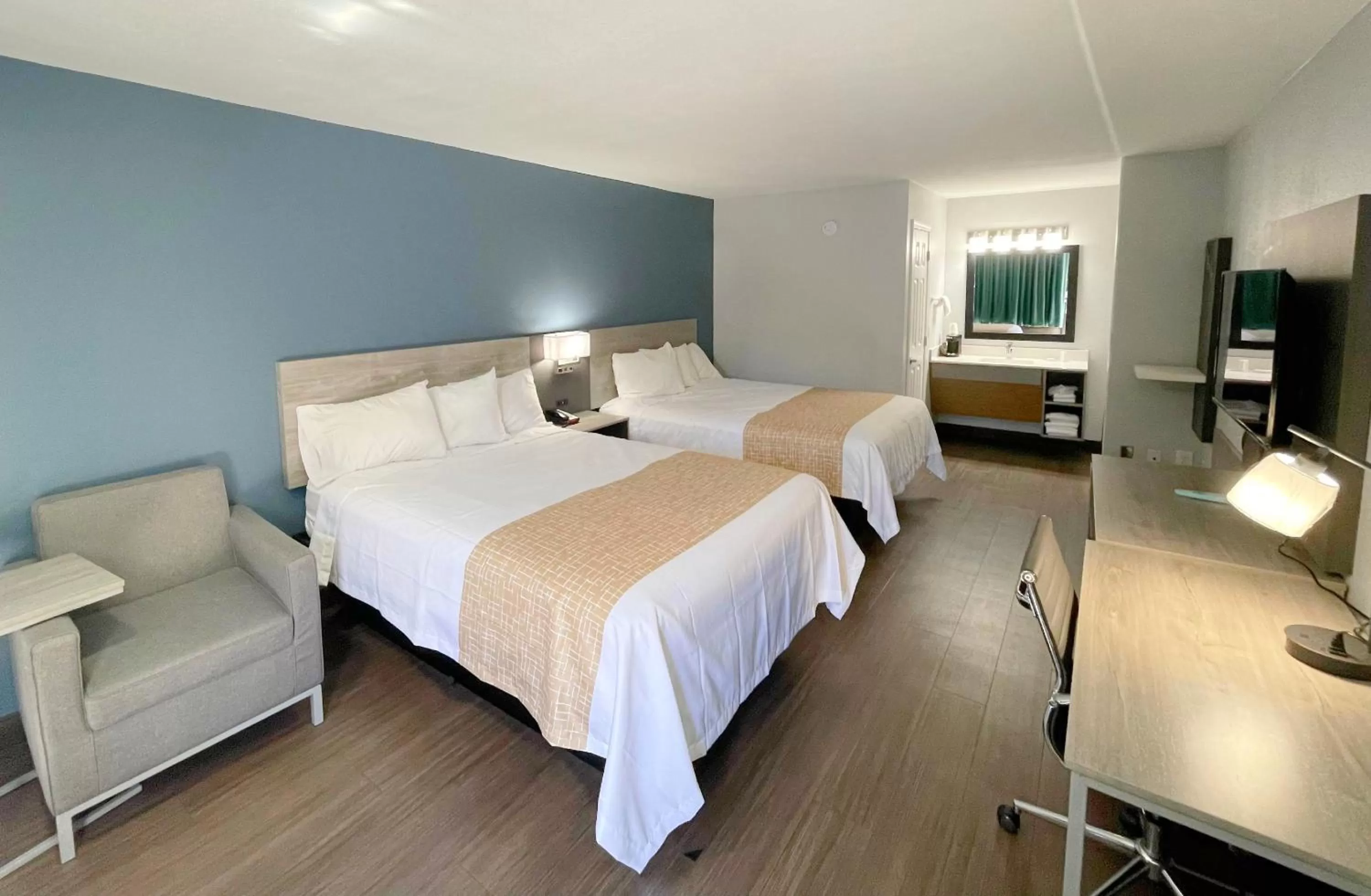 Queen Room with Two Queen Beds - Non-Smoking in Travelodge by Wyndham Pigeon Forge Dollywood Lane