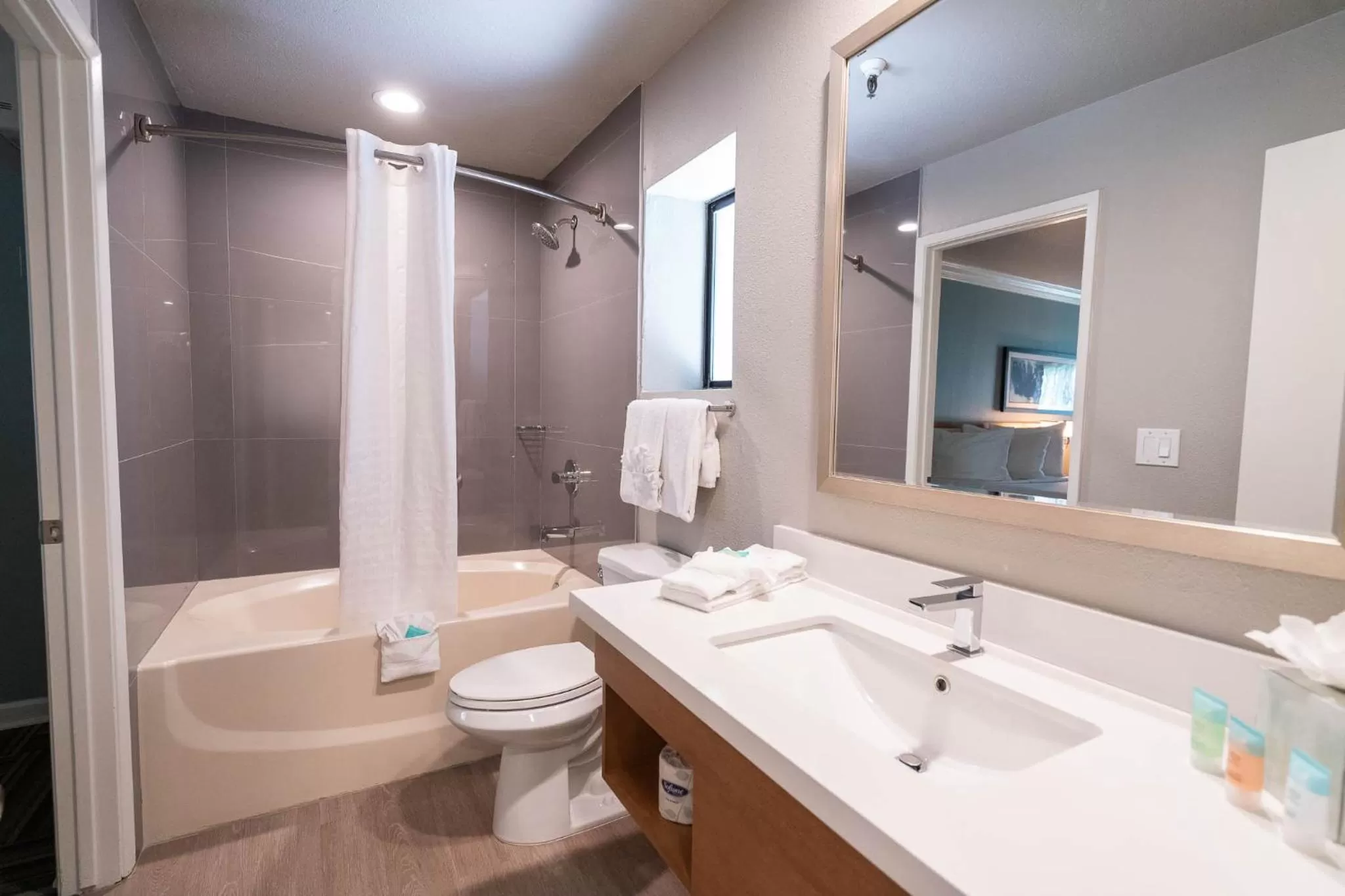 Parlor Queen in Alexis Park All Suite Resort