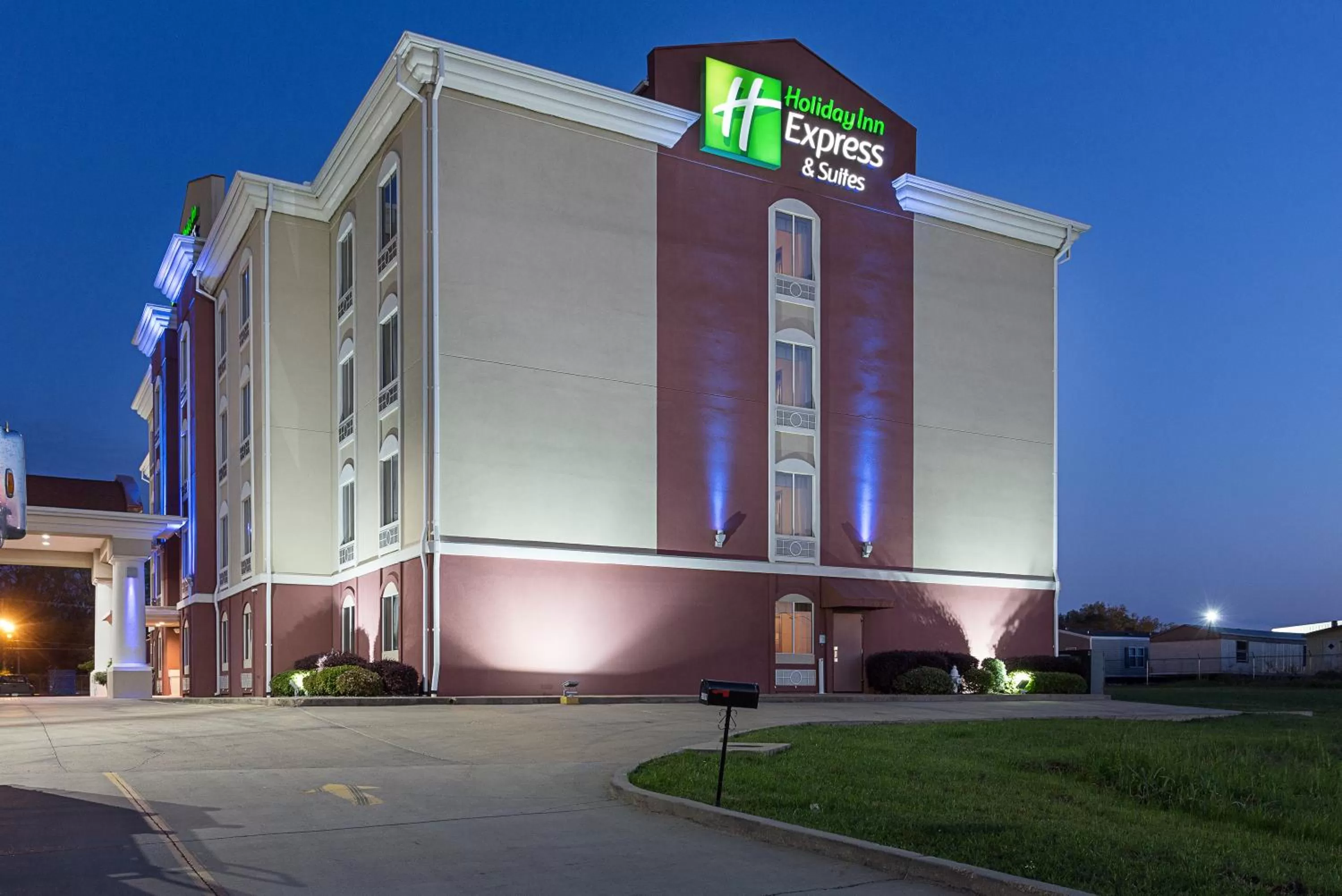 Standard Queen Room with Two Queen Beds in Holiday Inn Express Hotel & Suites Byram by IHG