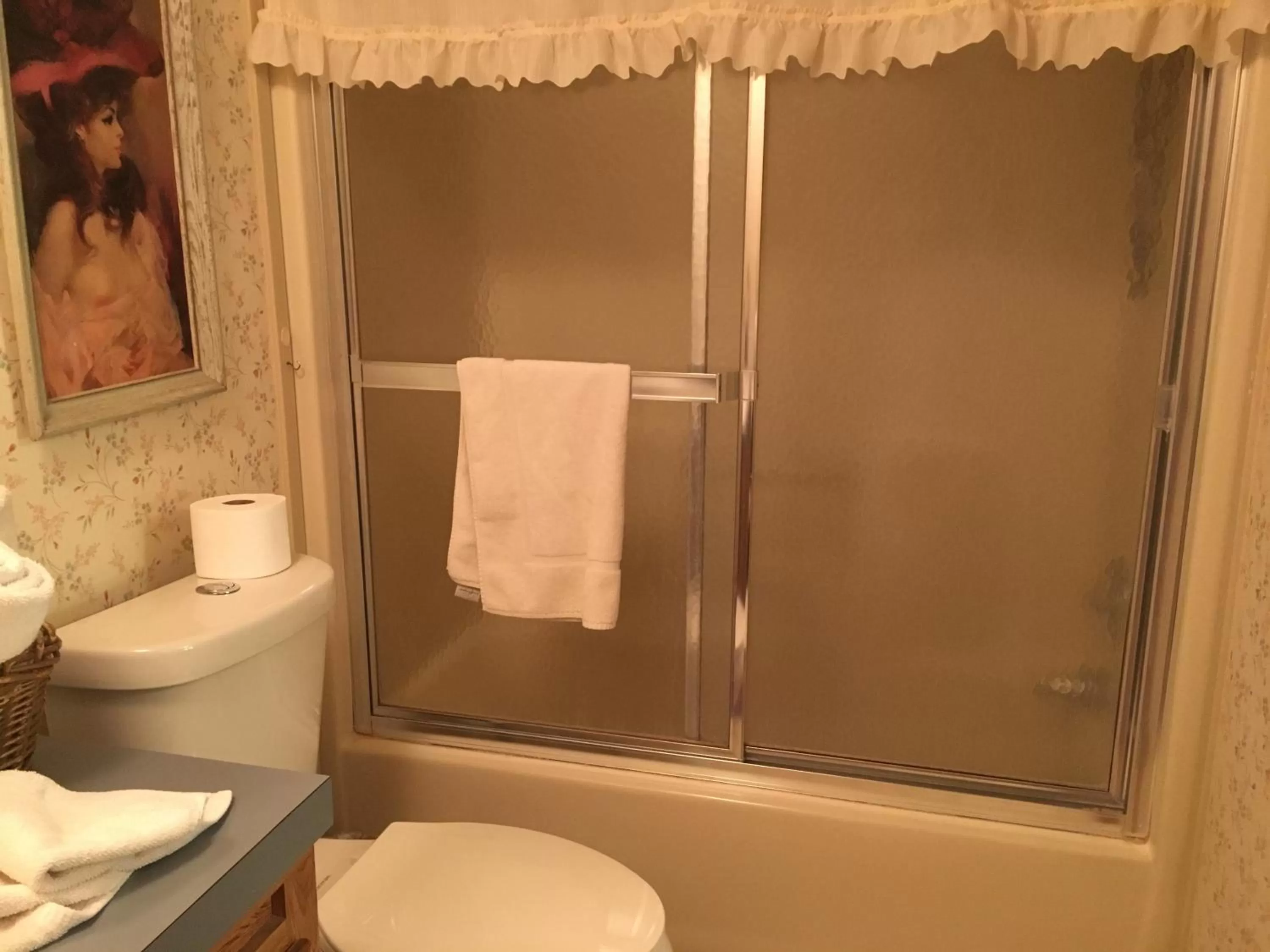 Victorian Room with full-size Bed in Shady Lady Bed and Breakfast