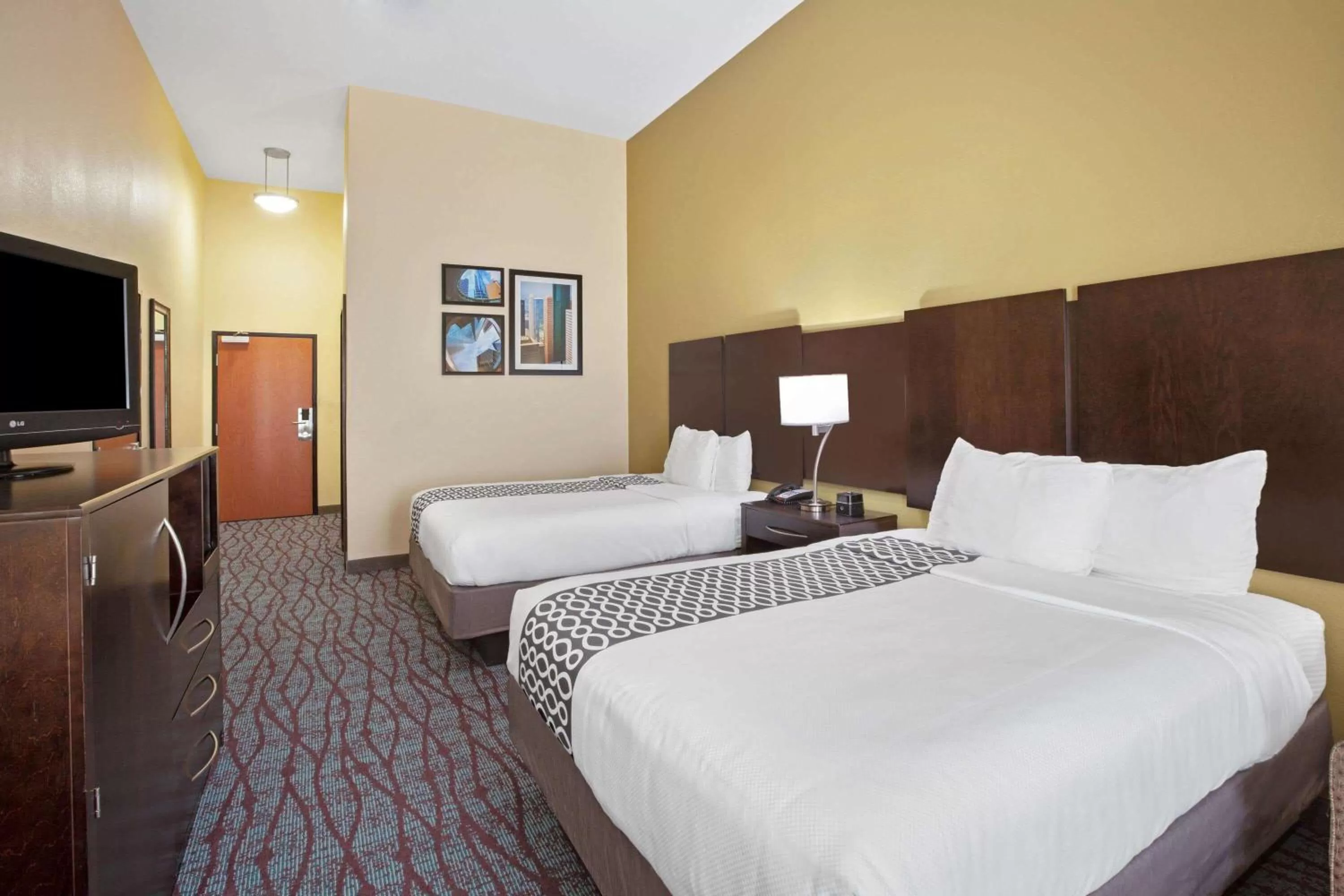Queen Room with Two Queen Beds and Bath Tub - Mobility/Hearing Access - Non-Smoking in La Quinta by Wyndham Pasadena North